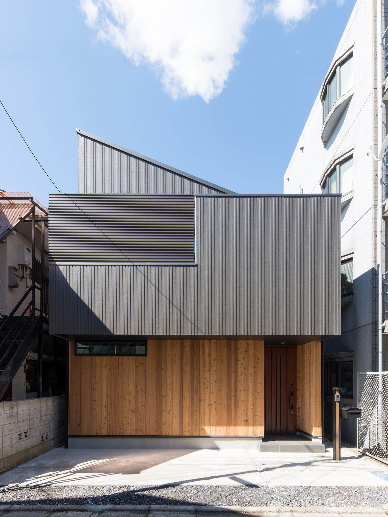 デザイン住宅建築実例_外観・注文住宅『CASE596 【edge】』の建築実例・施⼯例の写真・建物外観全体 注文住宅・デザイン住宅建築実例_『CASE596 【edge】』_外観