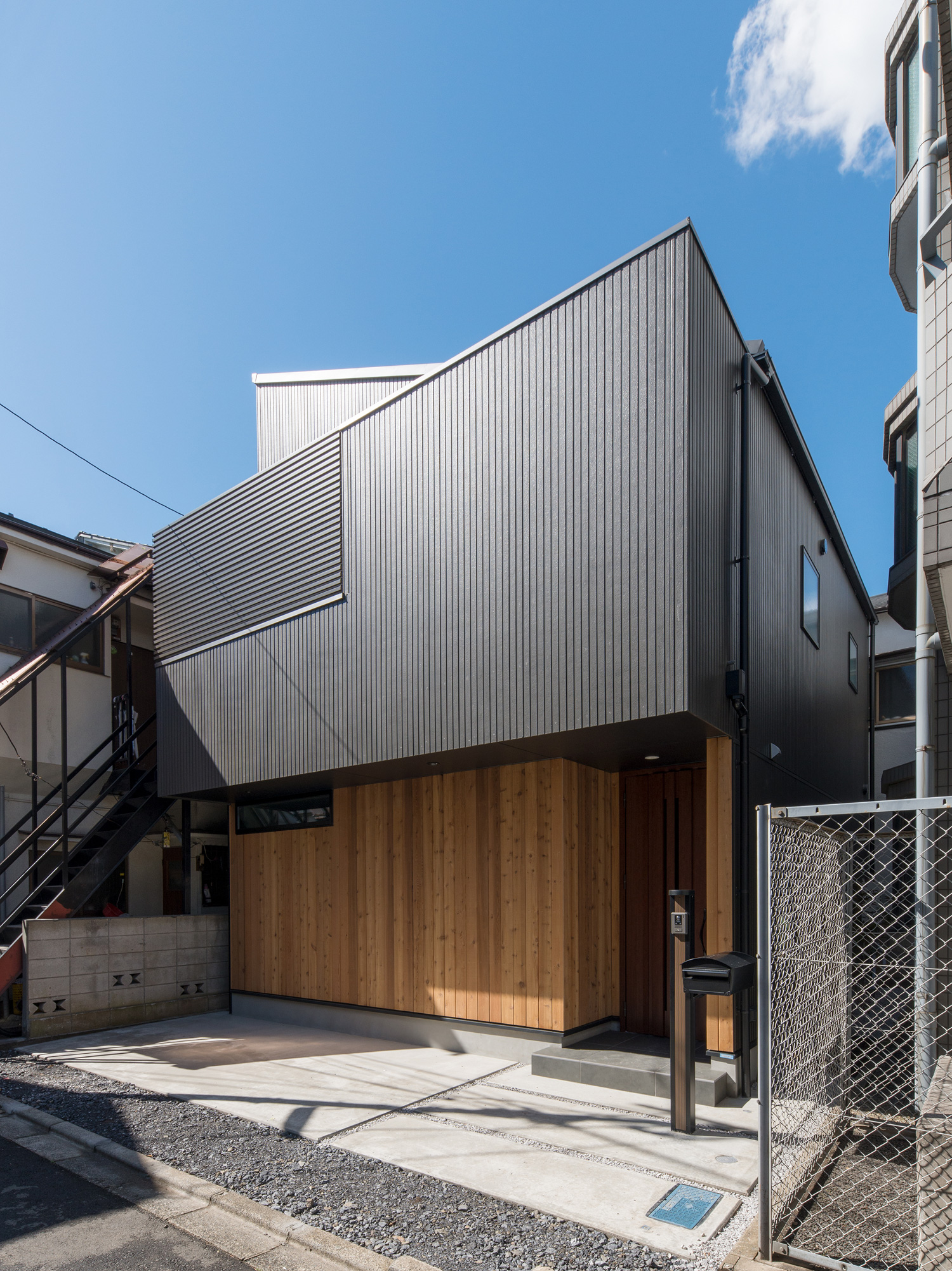 一階が木目の外壁で二階がグレーの外壁とした家・デザイン住宅 注文住宅・デザイン住宅建築実例_『CASE596 【edge】』_外観