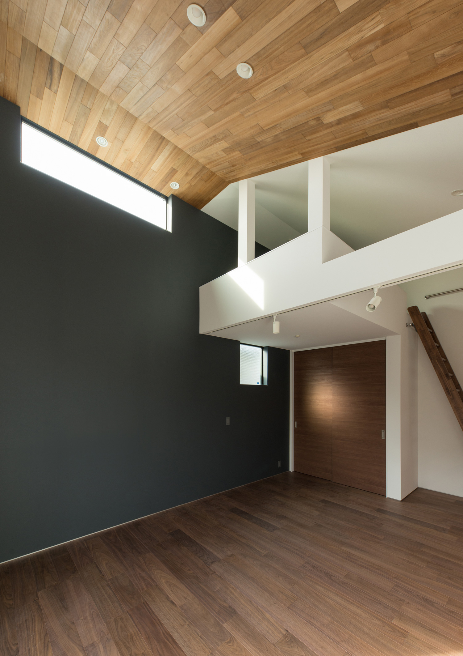 ネイビーのアクセントクロスにハイサイドライトがある木目の高天井のLDK・デザイン住宅 注文住宅・デザイン住宅建築実例_『CASE596 【edge】』_LDK