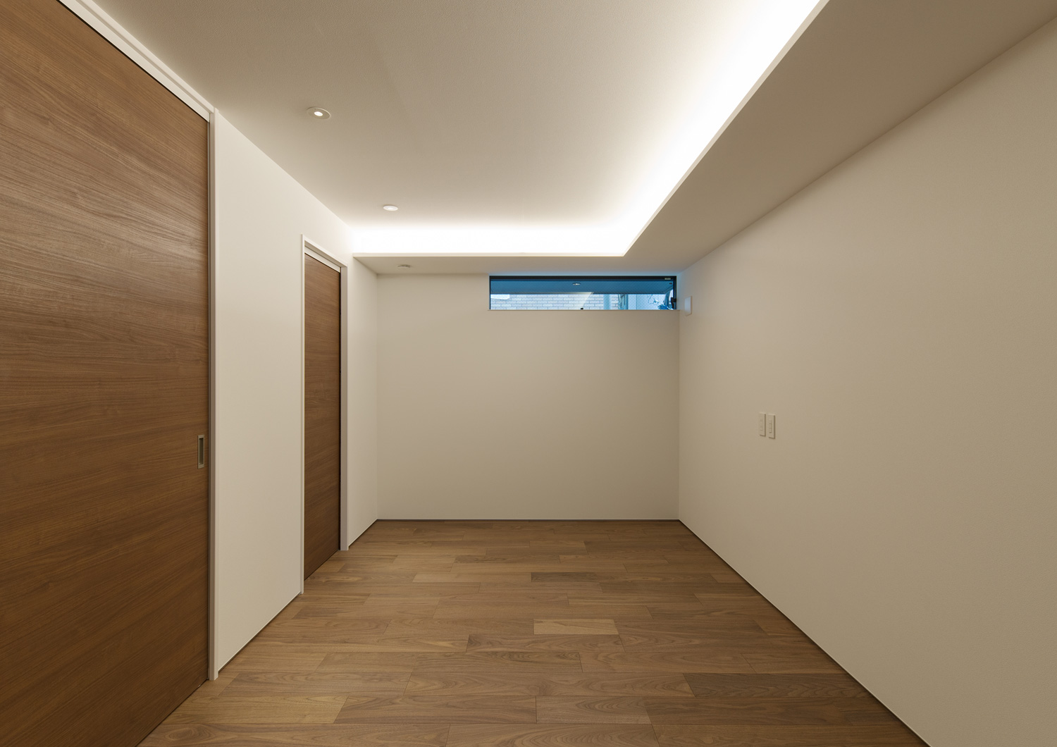 天井に間接照明を取り付けたハイサイドライトのある寝室・デザイン住宅 注文住宅・デザイン住宅建築実例_『CASE596 【edge】』_寝室