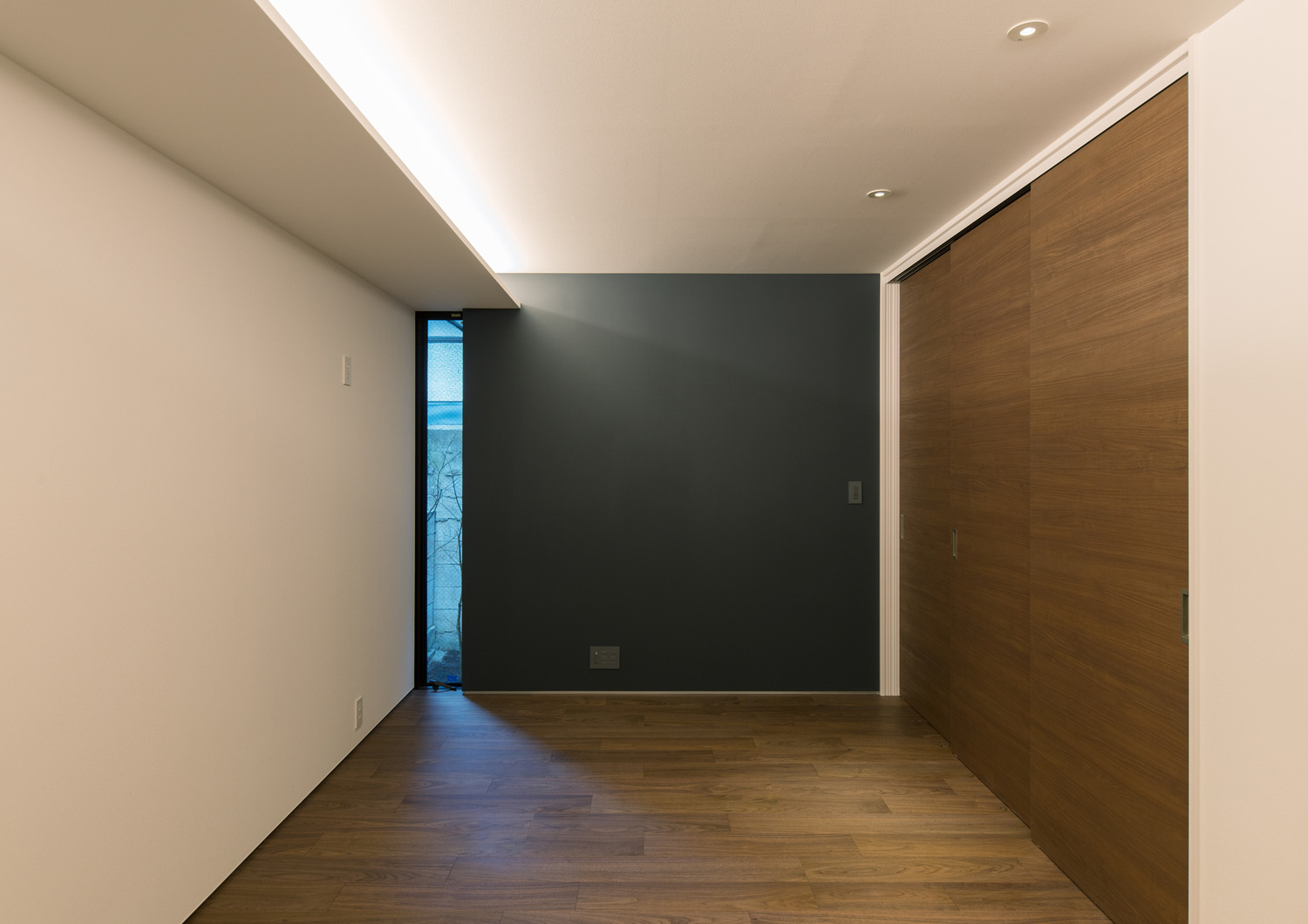 天井に間接照明を取り付けた黒いアクセントクロス 注文住宅・デザイン住宅建築実例_『CASE596 【edge】』_寝室