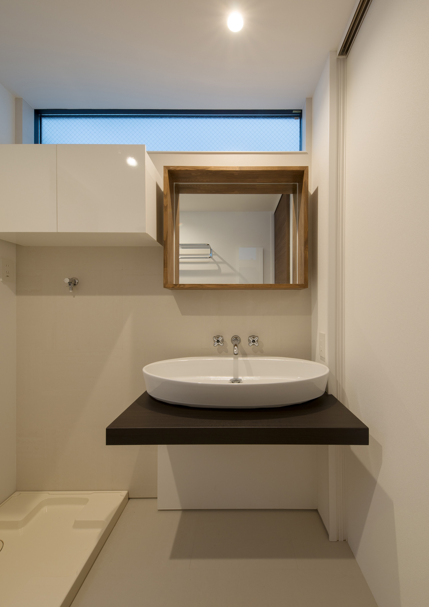 フロートタイプの洗面台でハイサイドライトがある洗面所・デザイン住宅 注文住宅・デザイン住宅建築実例_『CASE596 【edge】』_浴室・洗面所