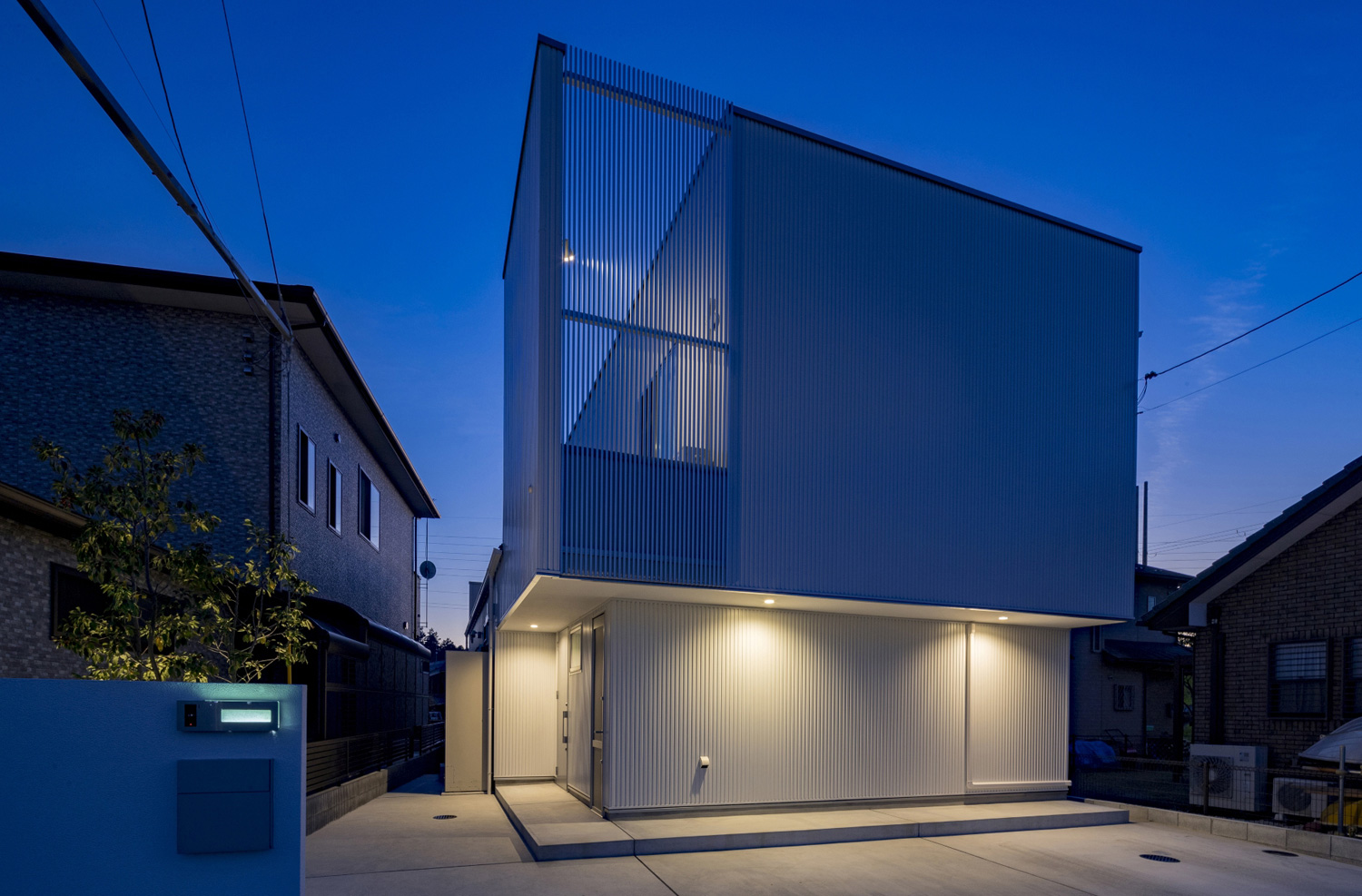 軒天井にダウンライトが取り付けられた白いガルバリウム鋼板の外壁の家・デザイン住宅 注文住宅・デザイン住宅建築実例_『CASE598 爽 ~風と光~』_外観