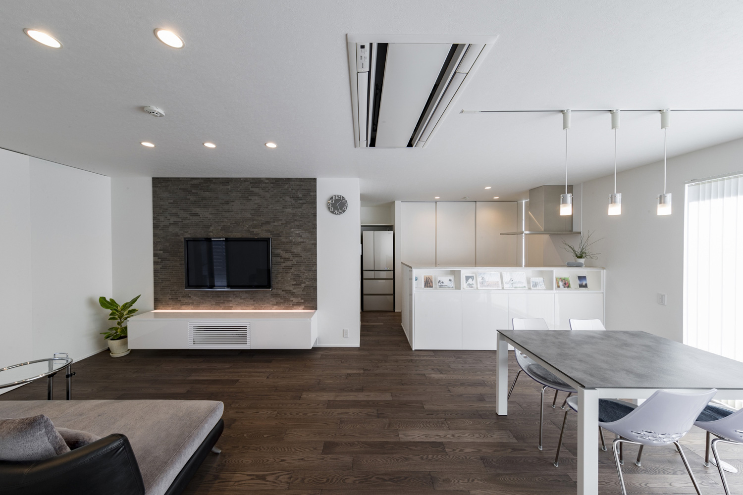 グレーのフローリングで白いインテリアが中心となったLDK・デザイン住宅 注文住宅・デザイン住宅建築実例_『CASE598 爽 ~風と光~』_LDK