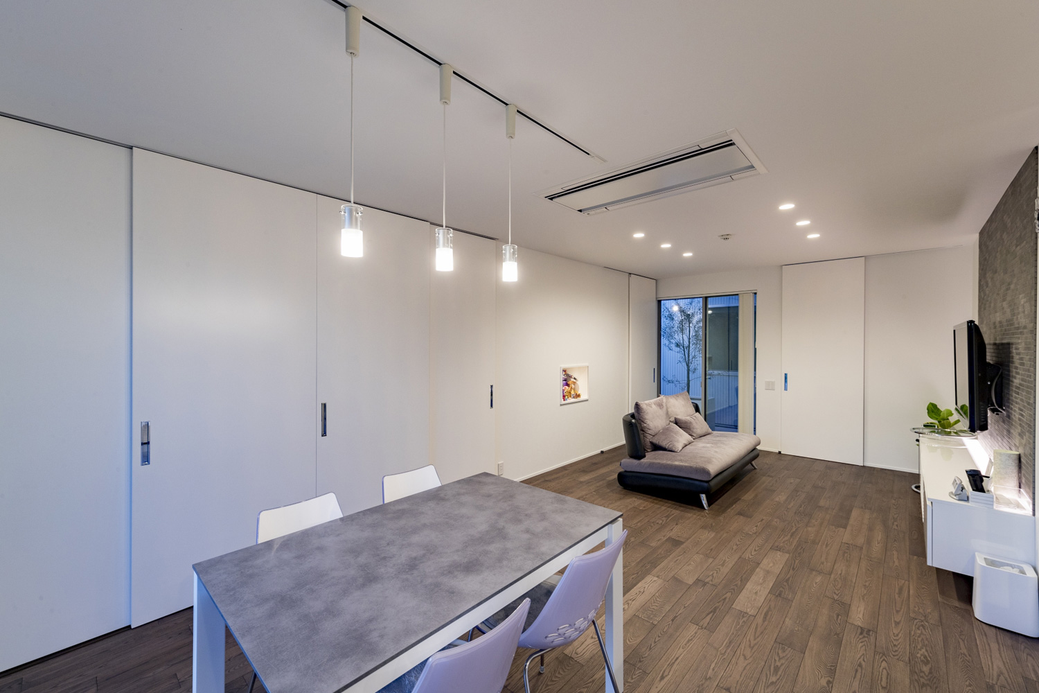 グレーのソファーやダイニングテーブルがあるLDK・デザイン住宅 注文住宅・デザイン住宅建築実例_『CASE598 爽 ~風と光~』_LDK