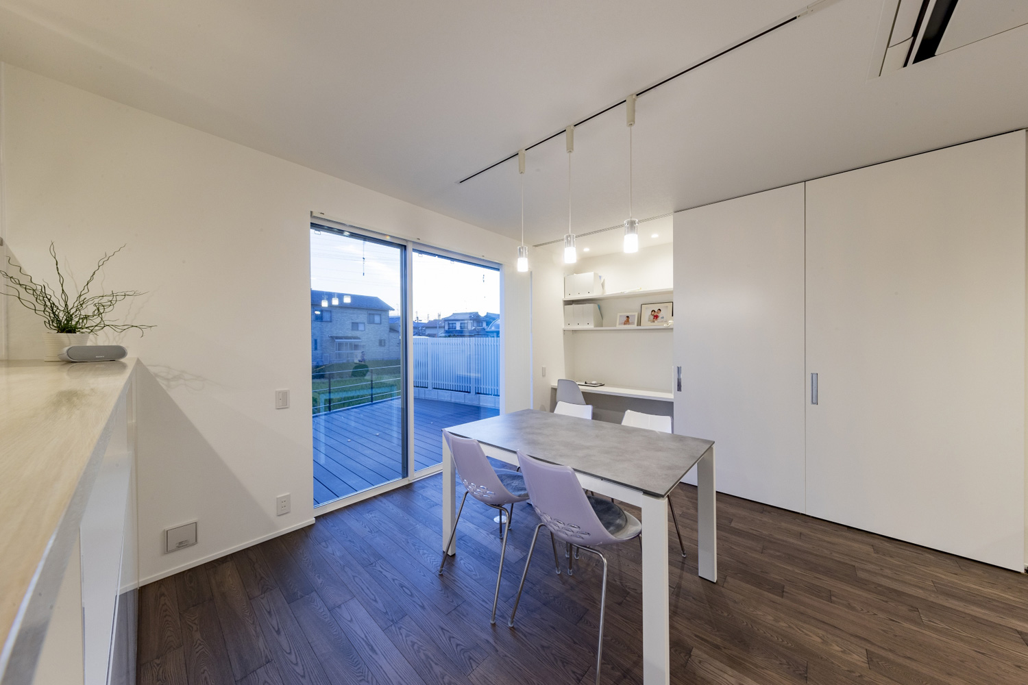 引き戸で隠されたデスクスペースがあるグレーのフローリングのLDK・デザイン住宅 注文住宅・デザイン住宅建築実例_『CASE598 爽 ~風と光~』_LDK