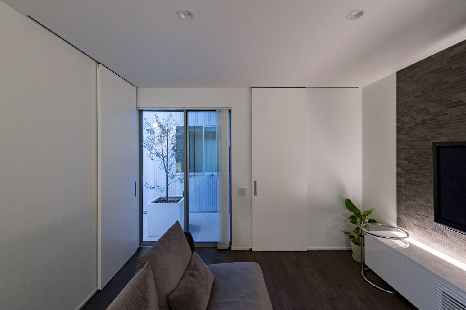 テレビボードに間接照明を取り付けた中庭に面したLDK・デザイン住宅 注文住宅・デザイン住宅建築実例_『CASE598 爽 ~風と光~』_LDK