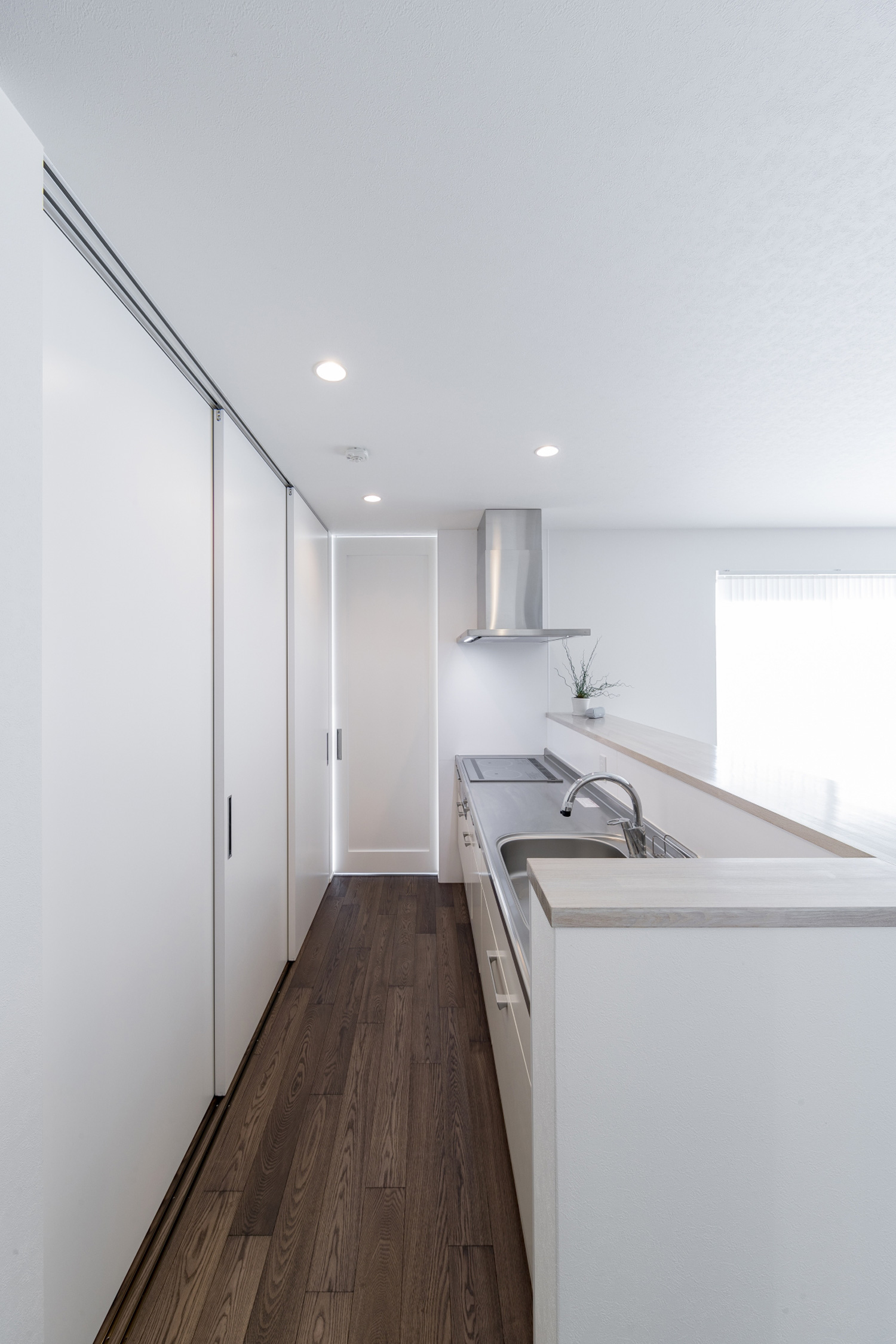 カップボードが引き戸で隠された白いキッチン・デザイン住宅 注文住宅・デザイン住宅建築実例_『CASE598 爽 ~風と光~』_キッチン