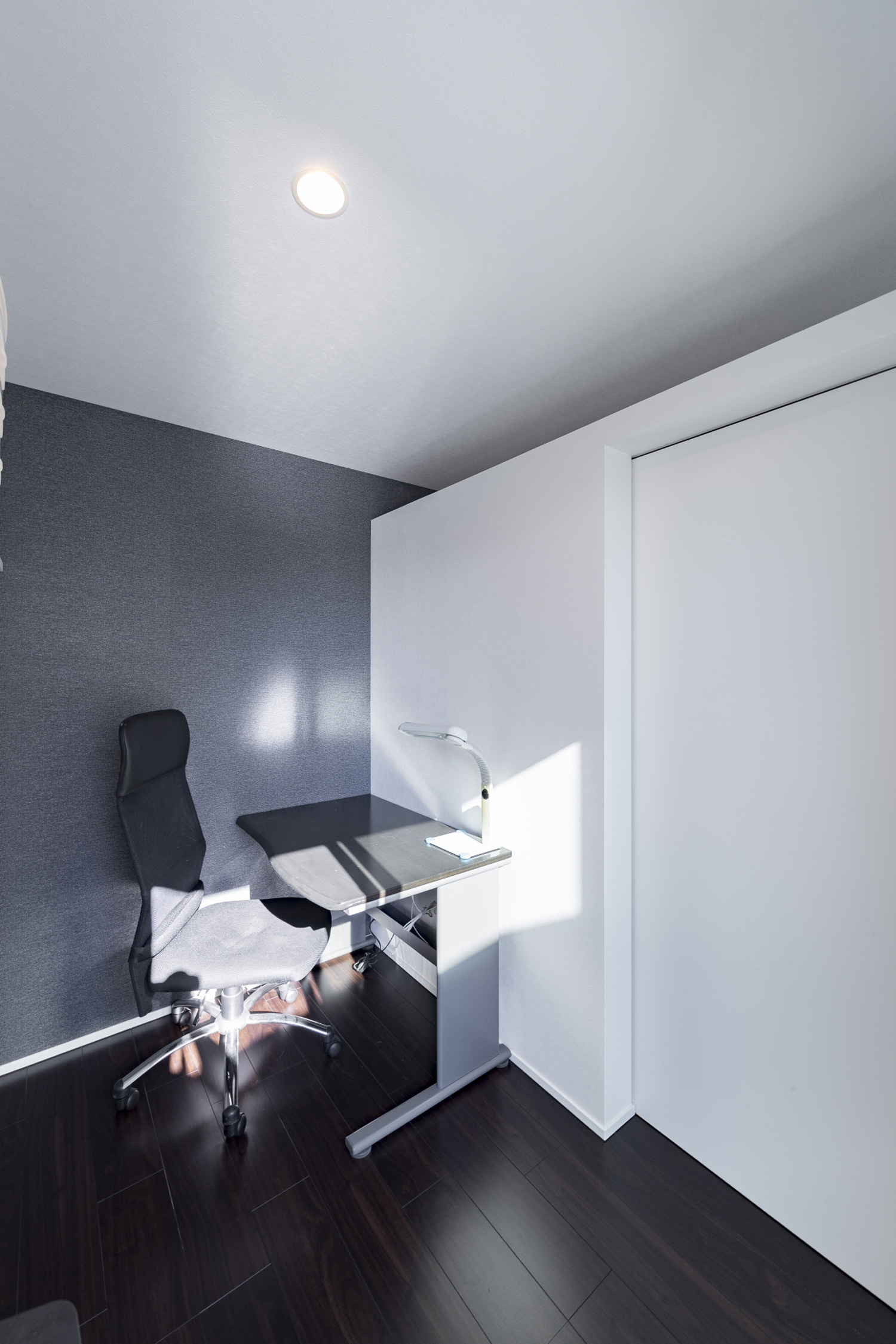 黒いアクセントクロスがあり窓から光が入る寝室・デザイン住宅 注文住宅・デザイン住宅建築実例_『CASE598 爽 ~風と光~』_書斎