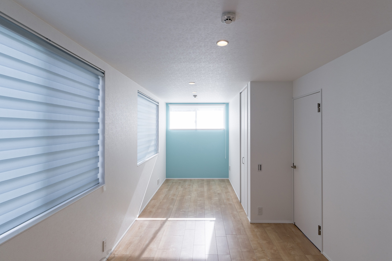 水色のアクセントクロスがあるフローリングの子供部屋・デザイン住宅 注文住宅・デザイン住宅建築実例_『CASE598 爽 ~風と光~』_子供部屋