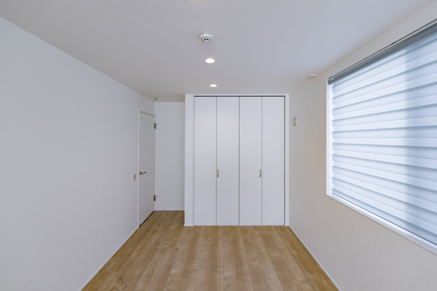 フローリングで白い建具の子供部屋・デザイン住宅 注文住宅・デザイン住宅建築実例_『CASE598 爽 ~風と光~』_子供部屋