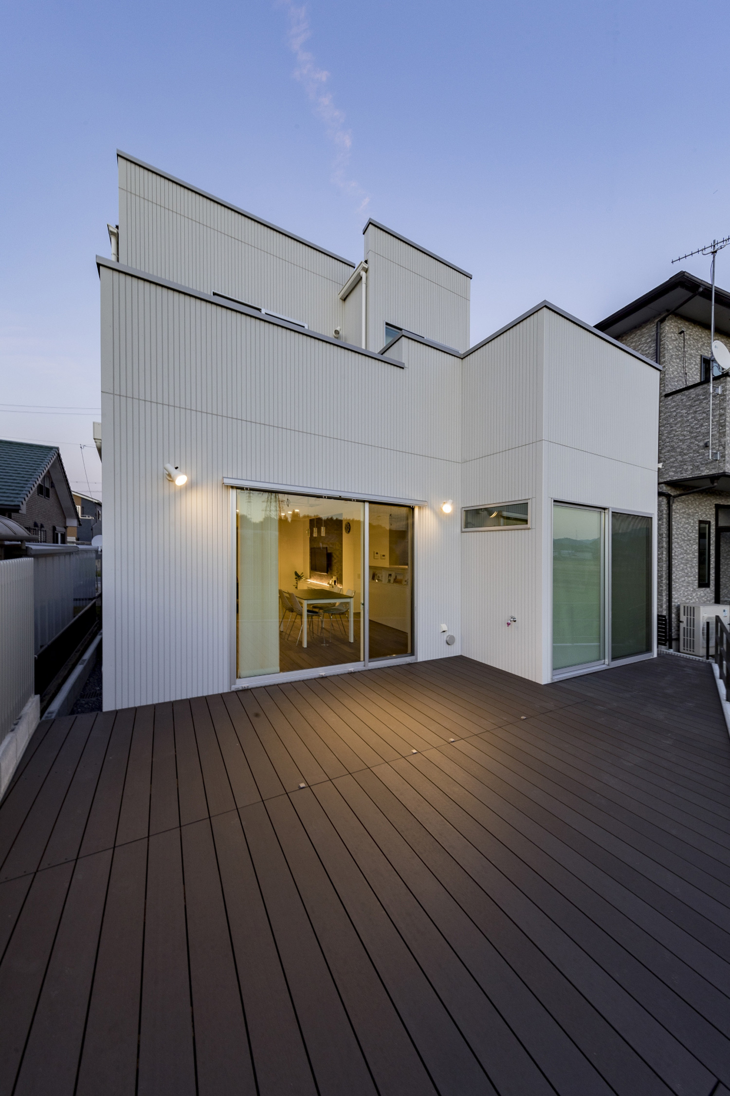 ウッドデッキのテラスがある白いガルバリウム鋼板の外壁の家・デザイン住宅 注文住宅・デザイン住宅建築実例_『CASE598 爽 ~風と光~』_テラス・バルコニー