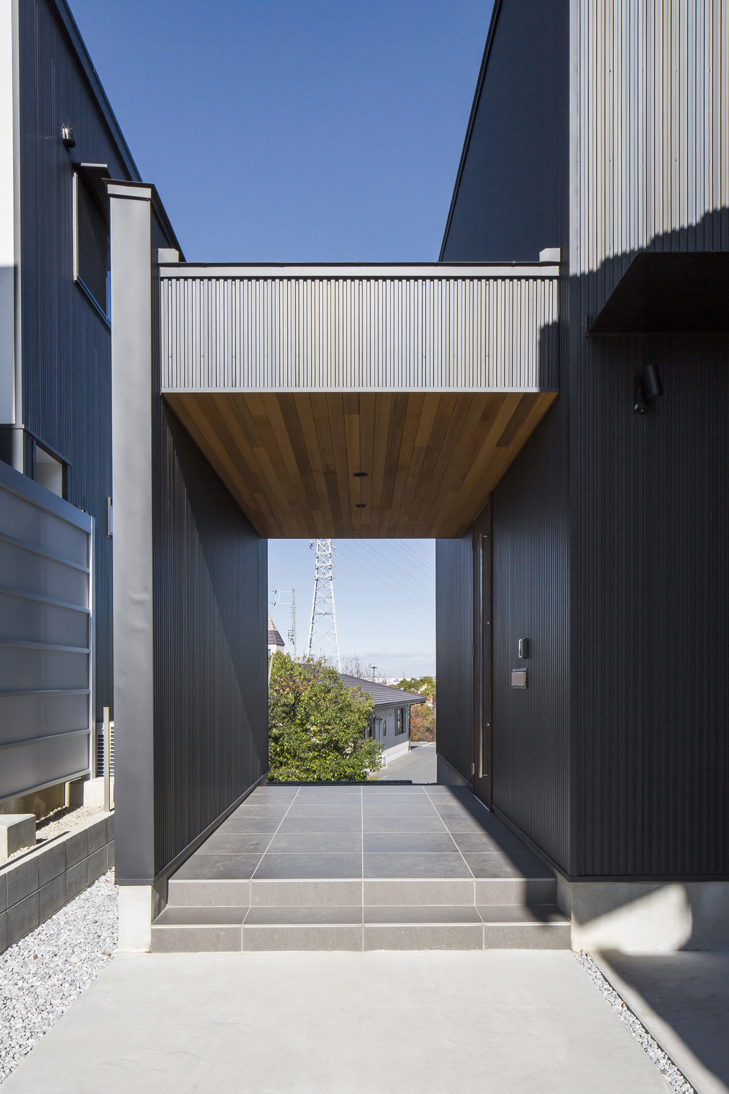 反対側に視線が抜ける軒天井の玄関アプローチ・デザイン住宅 注文住宅・デザイン住宅建築実例_『CASE600 ソラの家』_外観