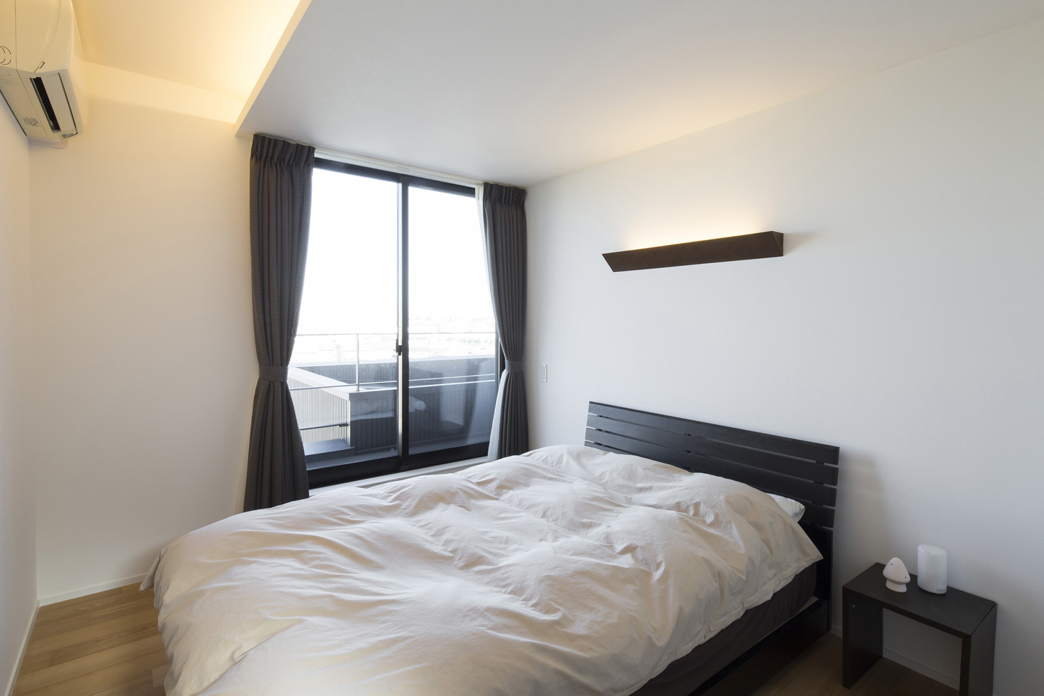 外が見える窓を設けた間接照明を取り付けた寝室・デザイン住宅 注文住宅・デザイン住宅建築実例_『CASE600 ソラの家』_寝室