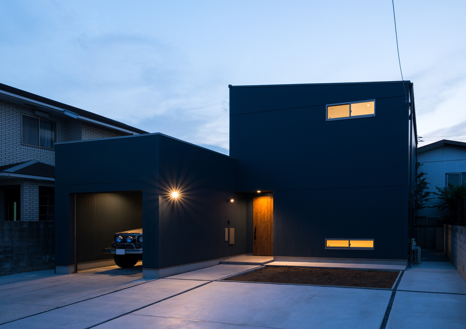 壁や軒天井に照明が取り付けられたスリット窓のある家・デザイン住宅 注文住宅・デザイン住宅建築実例_『CASE601 ドマノイエ』_外観