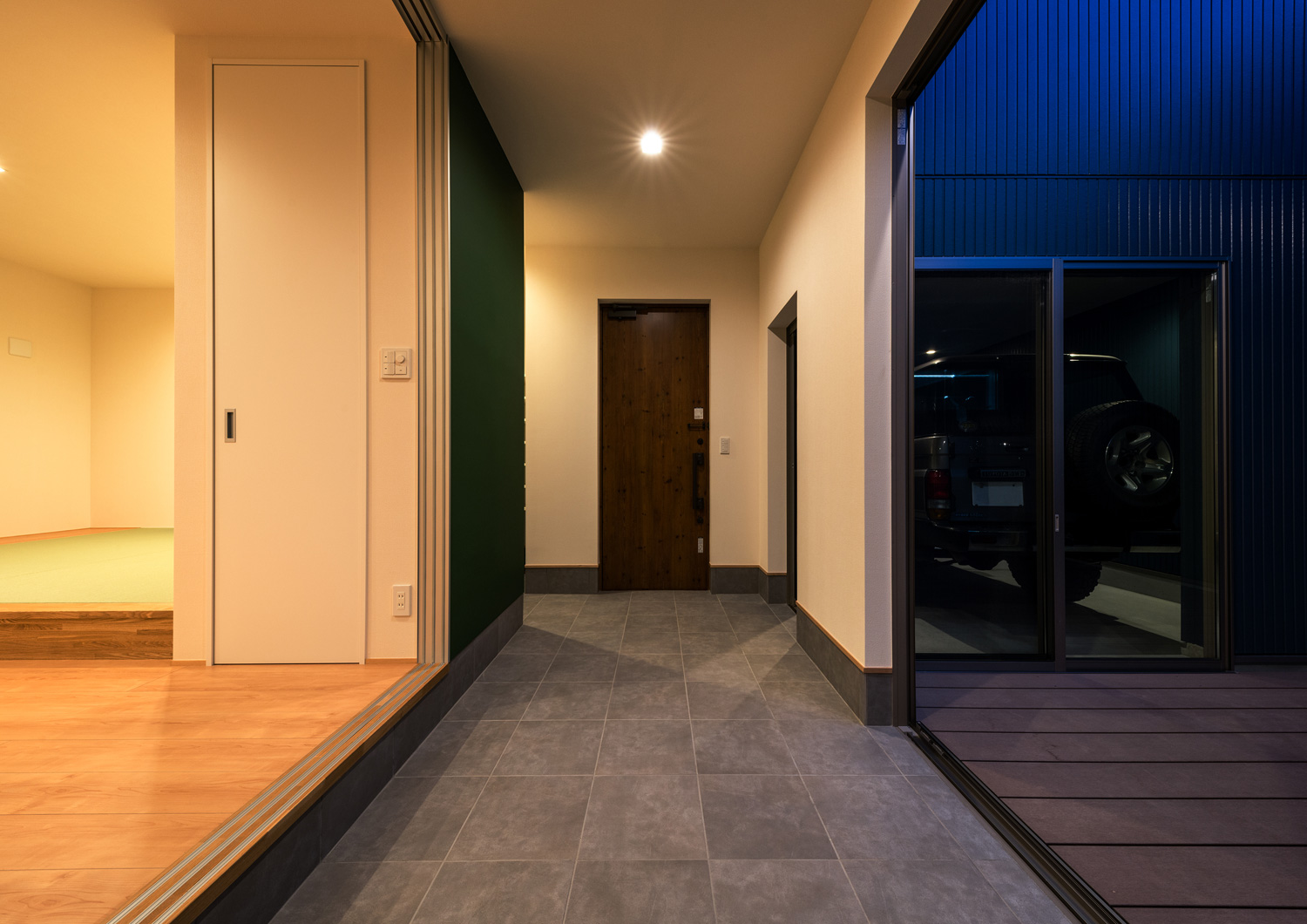 グレーのタイルの土間玄関がLDKと中庭を繋ぐ家・デザイン住宅 注文住宅・デザイン住宅建築実例_『CASE601 ドマノイエ』_LDK