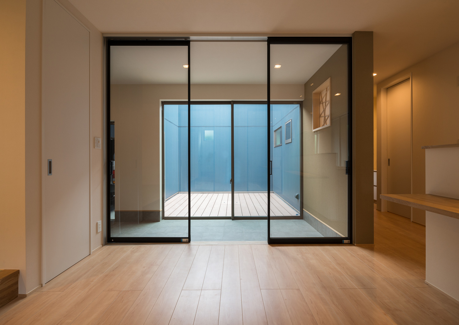 大開口のガラス扉越しに土間と中庭が見えるLDK・デザイン住宅 注文住宅・デザイン住宅建築実例_『CASE601 ドマノイエ』_LDK