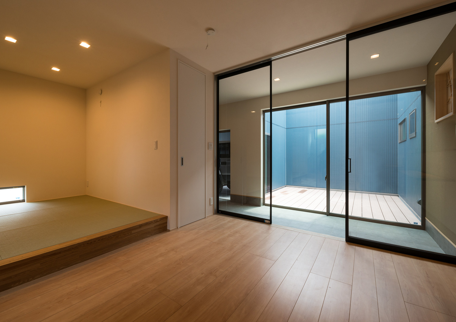 小上がりの和室があるガラス扉で土間と仕切られたLDK・デザイン住宅 注文住宅・デザイン住宅建築実例_『CASE601 ドマノイエ』_LDK