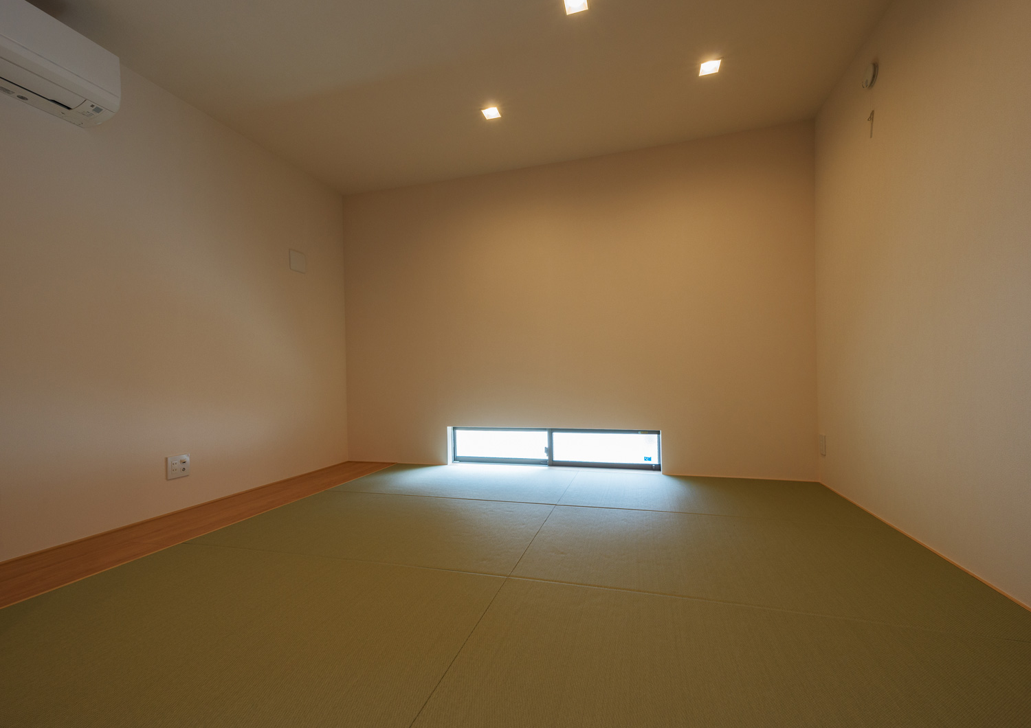 地窓がある琉球畳の和室・デザイン住宅 注文住宅・デザイン住宅建築実例_『CASE601 ドマノイエ』_和室