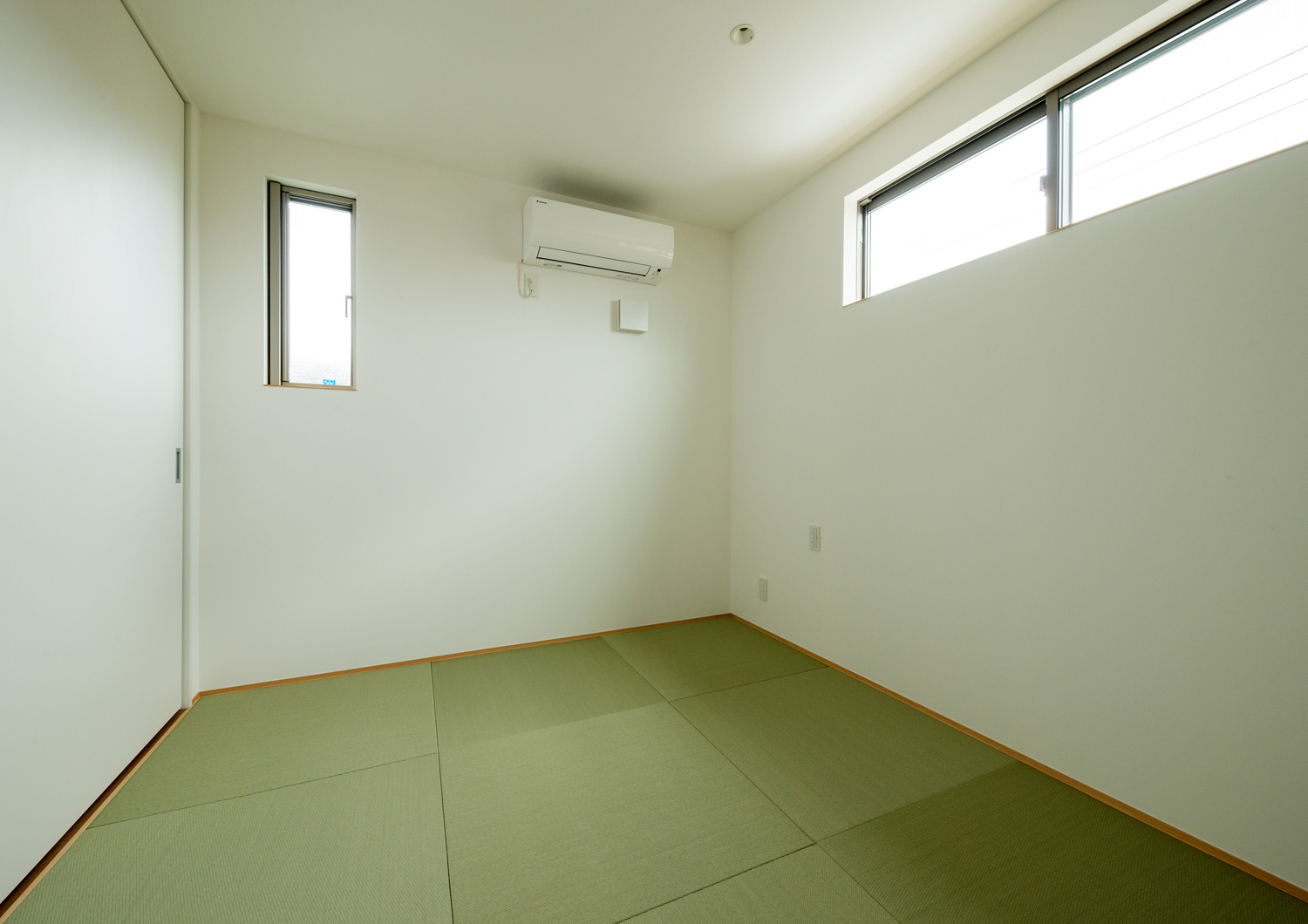 横長のスリット窓や縦長の小窓がある琉球畳の和室・デザイン住宅 注文住宅・デザイン住宅建築実例_『CASE601 ドマノイエ』_和室