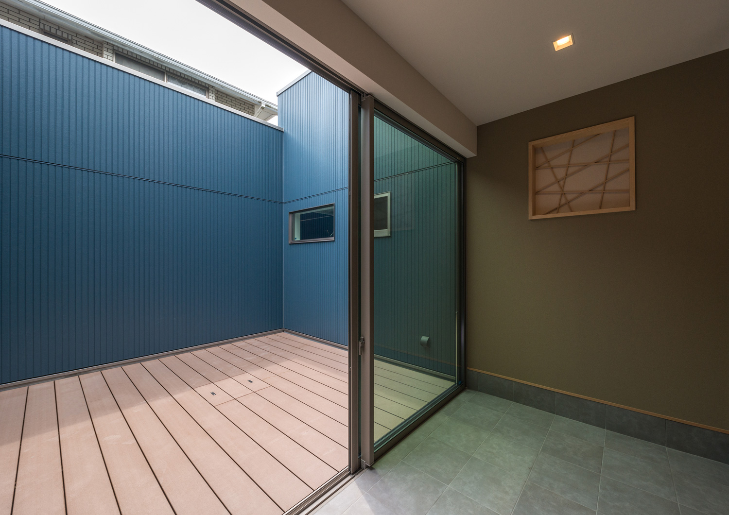 室内とフラットに繋がるウッドデッキの中庭・デザイン住宅 注文住宅・デザイン住宅建築実例_『CASE601 ドマノイエ』_中庭