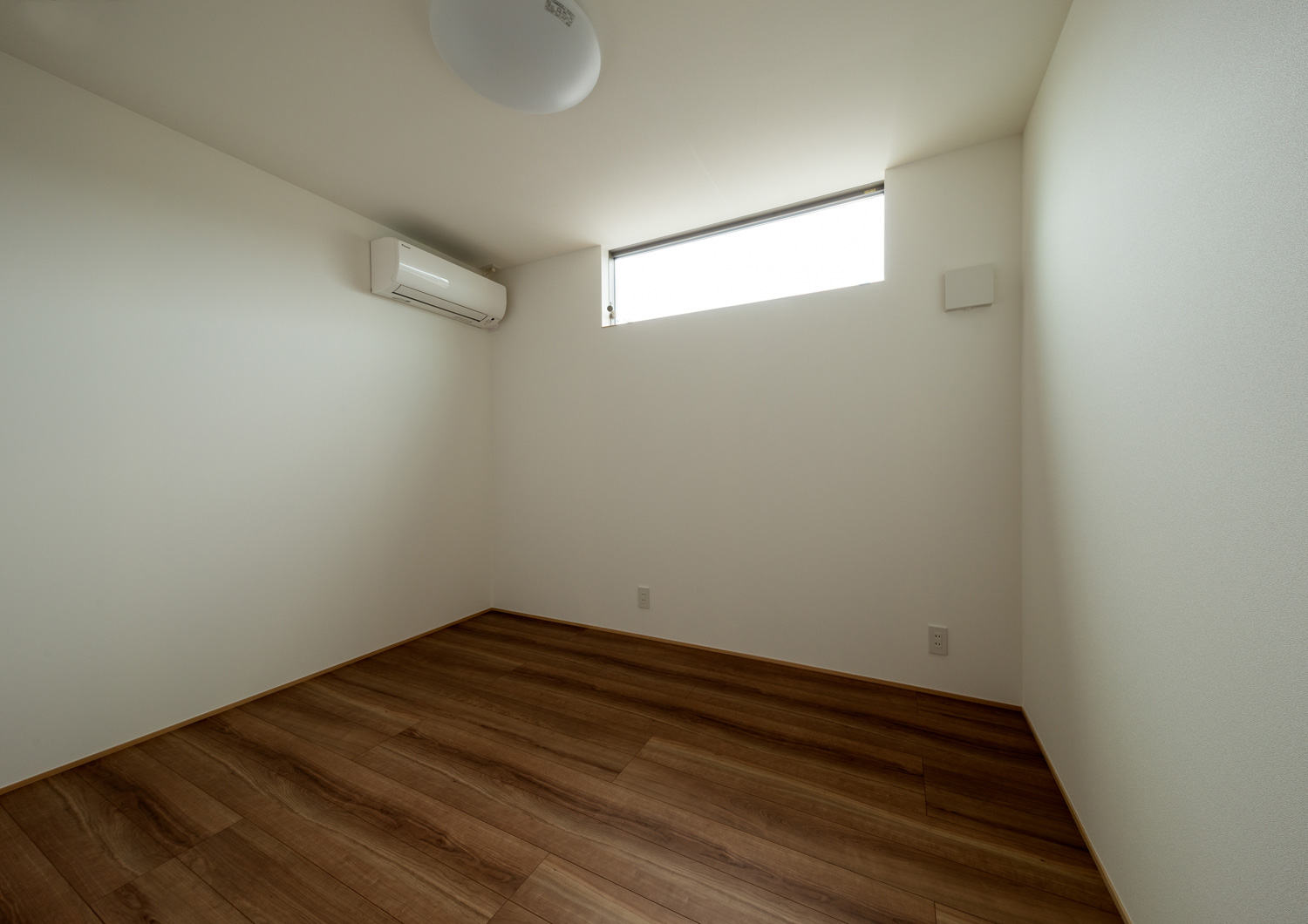 ハイサイドライトを設けたフローリングの寝室・デザイン住宅 注文住宅・デザイン住宅建築実例_『CASE601 ドマノイエ』_寝室