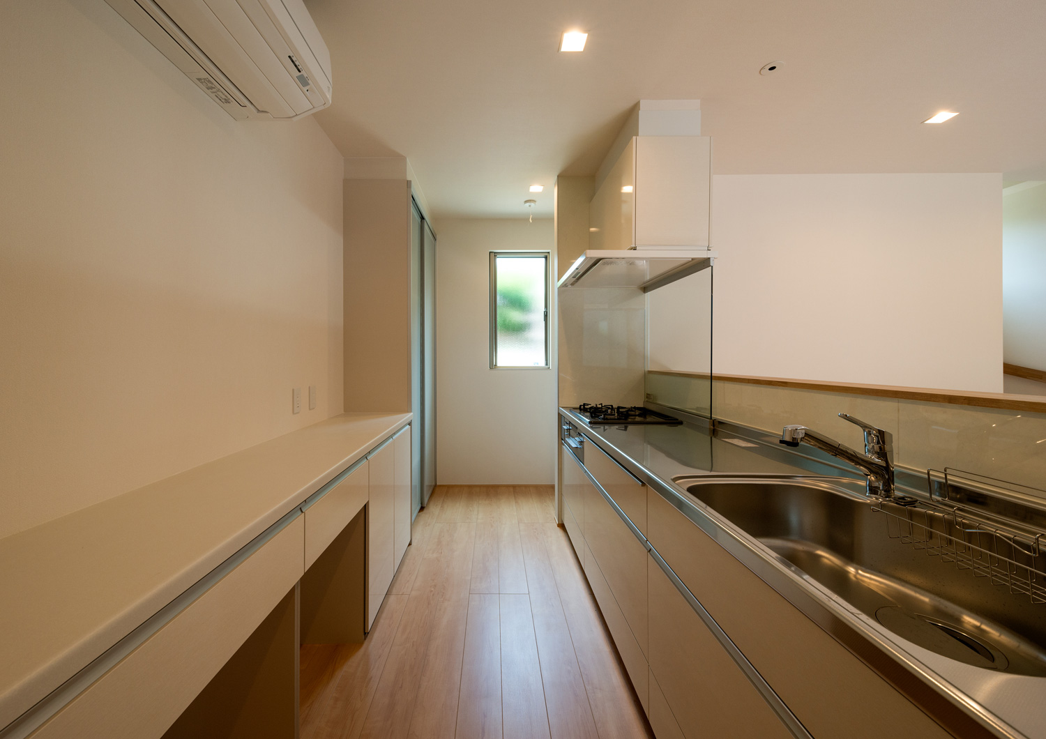 扉付きのパントリーがある腰壁付きのキッチン・デザイン住宅 注文住宅・デザイン住宅建築実例_『CASE601 ドマノイエ』_キッチン