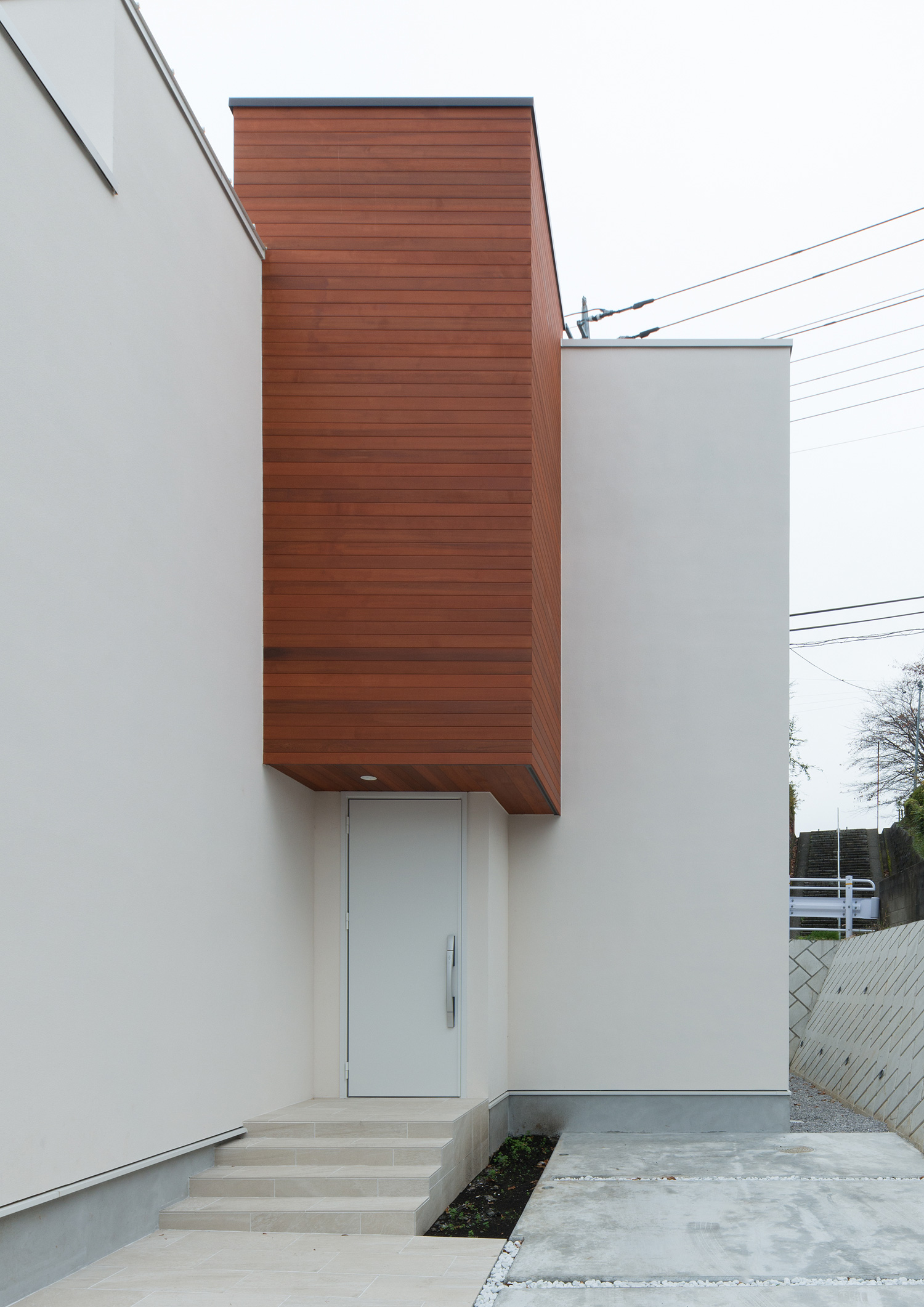 白い外壁に木目の壁がアクセントになった外観の家・デザイン住宅 注文住宅・デザイン住宅建築実例_『CASE602 WOODボックスハウス』_外観