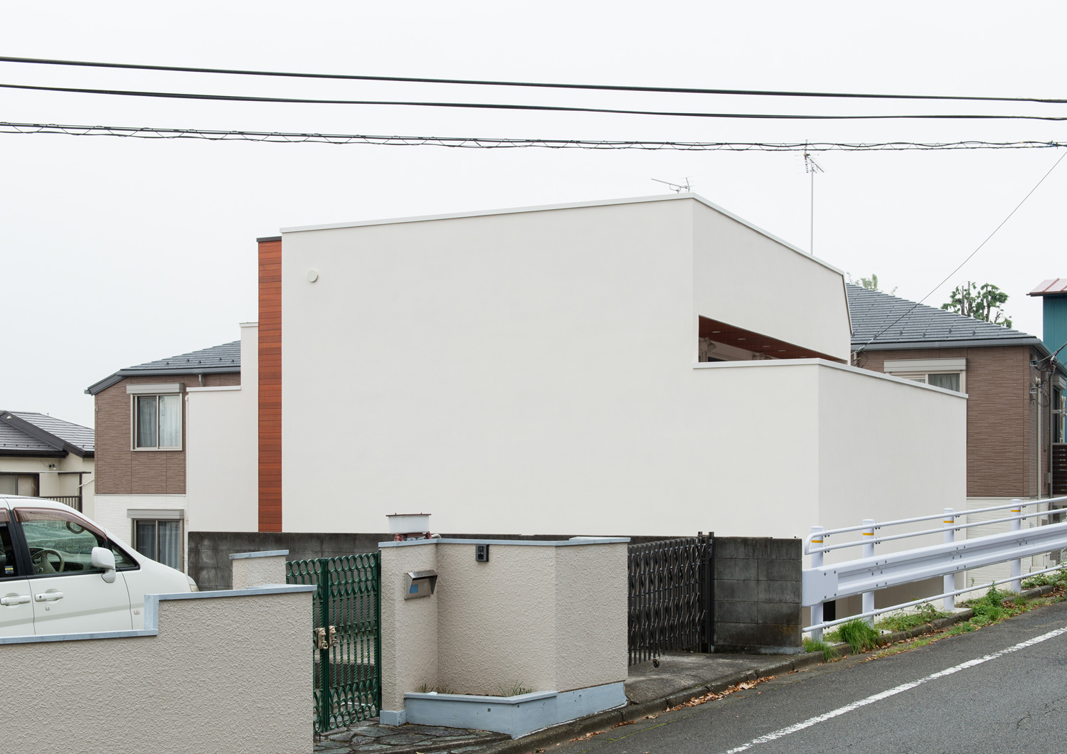 道路より低い土地に建つ白い外壁の住宅・デザイン住宅 注文住宅・デザイン住宅建築実例_『CASE602 WOODボックスハウス』_外観