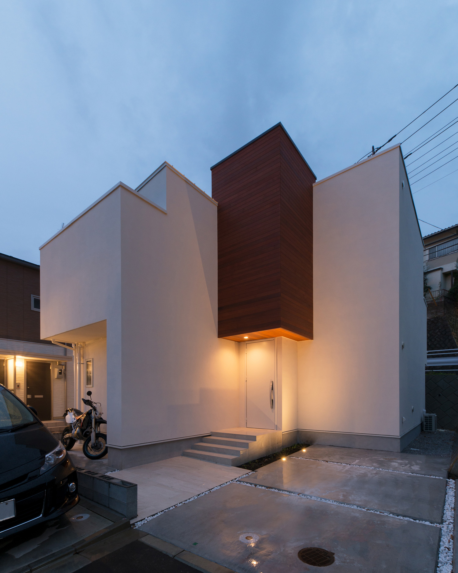 軒天井にダウンライトが取り付けられた駐車スペースのある白い外壁の住宅・デザイン住宅 注文住宅・デザイン住宅建築実例_『CASE602 WOODボックスハウス』_外観