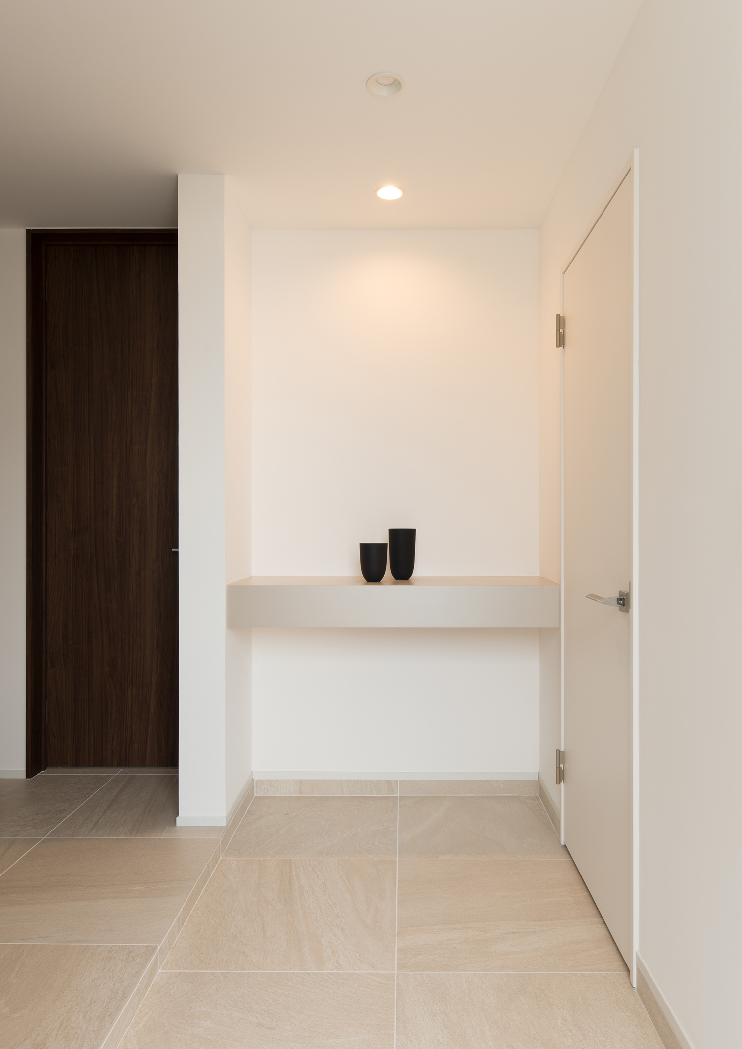 ダウンライトに照らされた棚があるタイルの玄関・デザイン住宅 注文住宅・デザイン住宅建築実例_『CASE602 WOODボックスハウス』_玄関