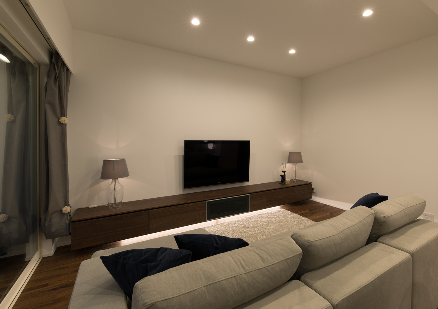 木製のテレビボードの下に間接照明を取り付けたグレーのソファーがあるLDK・デザイン住宅 注文住宅・デザイン住宅建築実例_『CASE602 WOODボックスハウス』_LDK