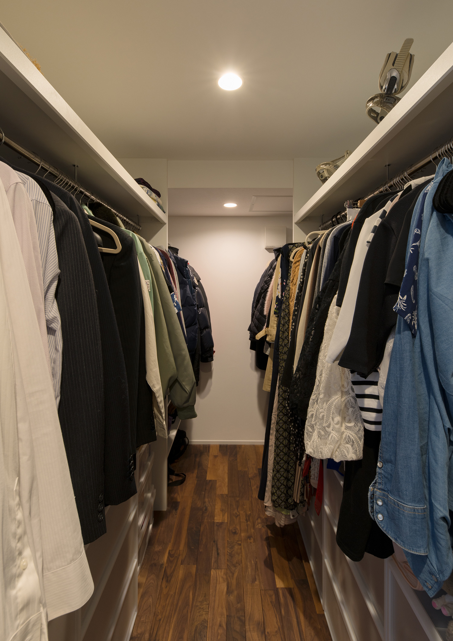 衣装ケースも収納できるウォークインクローゼット・デザイン住宅 注文住宅・デザイン住宅建築実例_『CASE602 WOODボックスハウス』_寝室