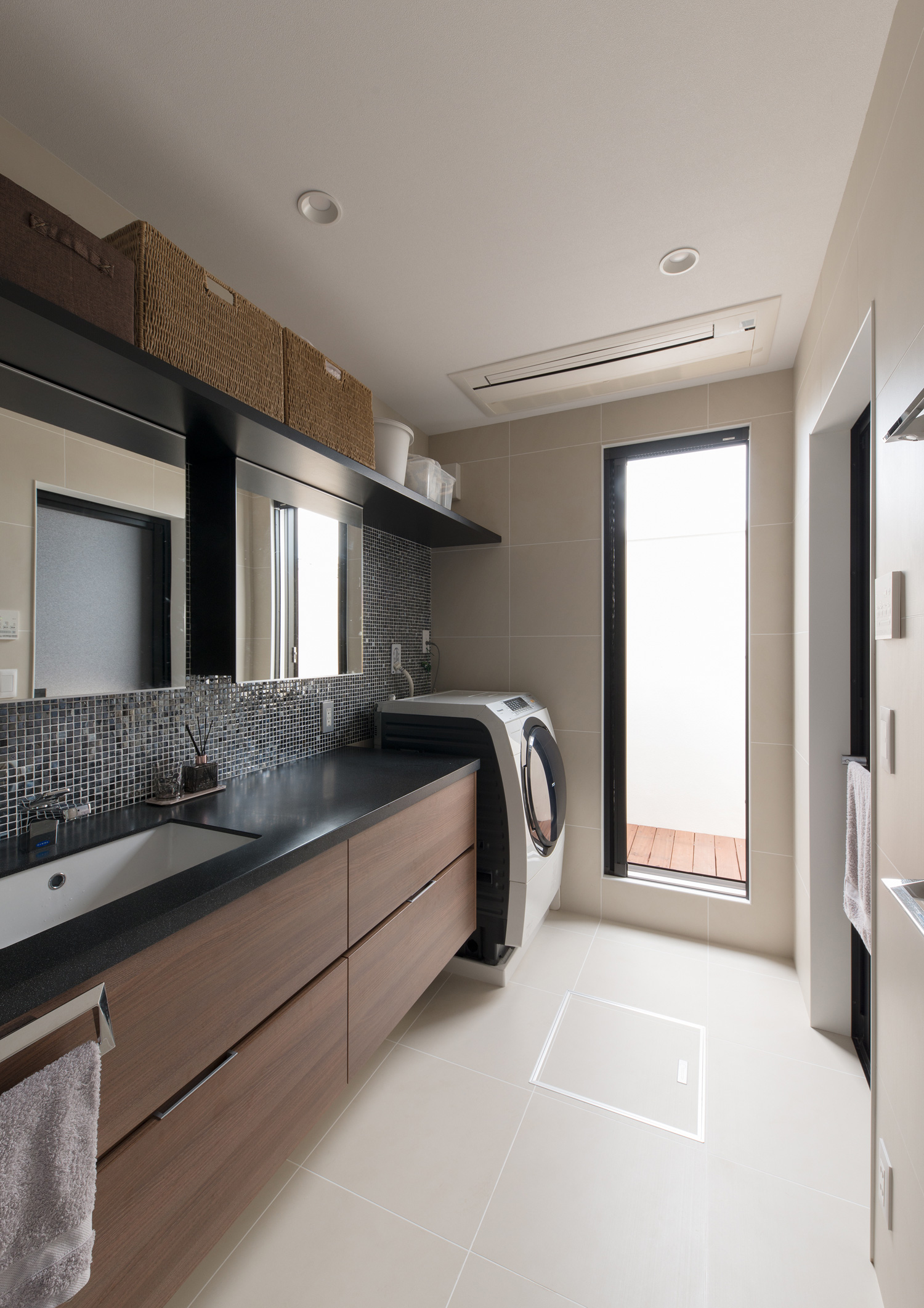 フルオーダーの洗面台がある外に出られる洗面所・デザイン住宅 注文住宅・デザイン住宅建築実例_『CASE602 WOODボックスハウス』_浴室・洗面所