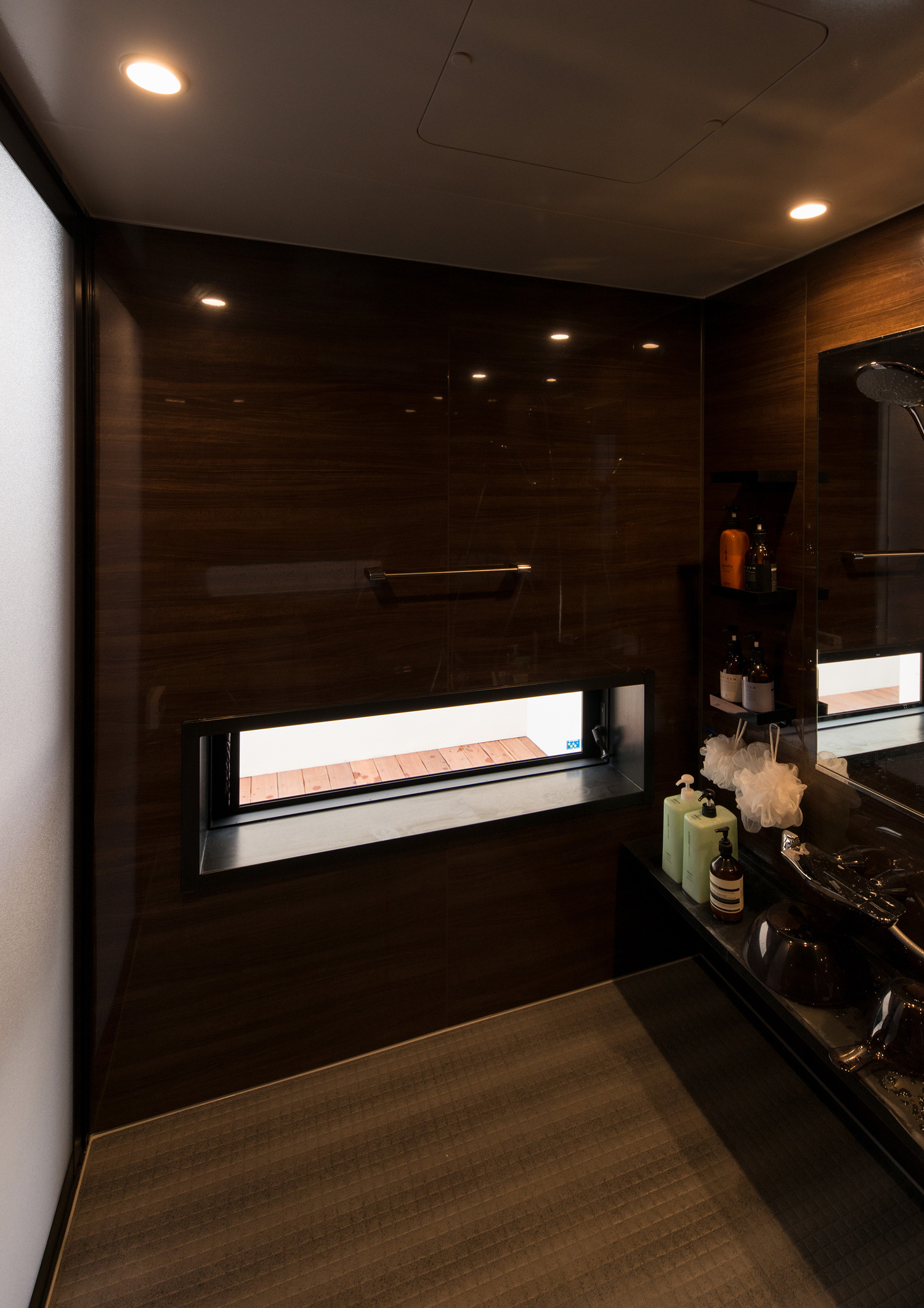 スリット窓がある黒い壁の浴室・デザイン住宅 注文住宅・デザイン住宅建築実例_『CASE602 WOODボックスハウス』_浴室・洗面所