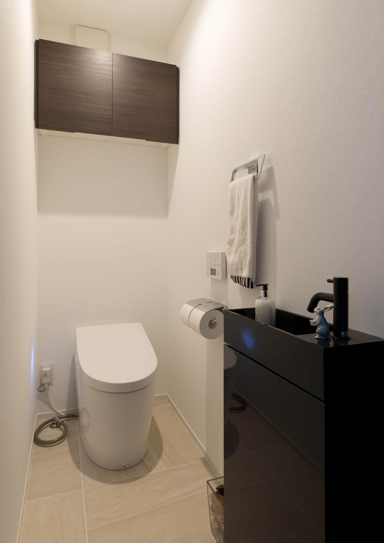 黒い薄型手洗いと吊戸棚があるトイレ・デザイン住宅 注文住宅・デザイン住宅建築実例_『CASE602 WOODボックスハウス』_トイレ