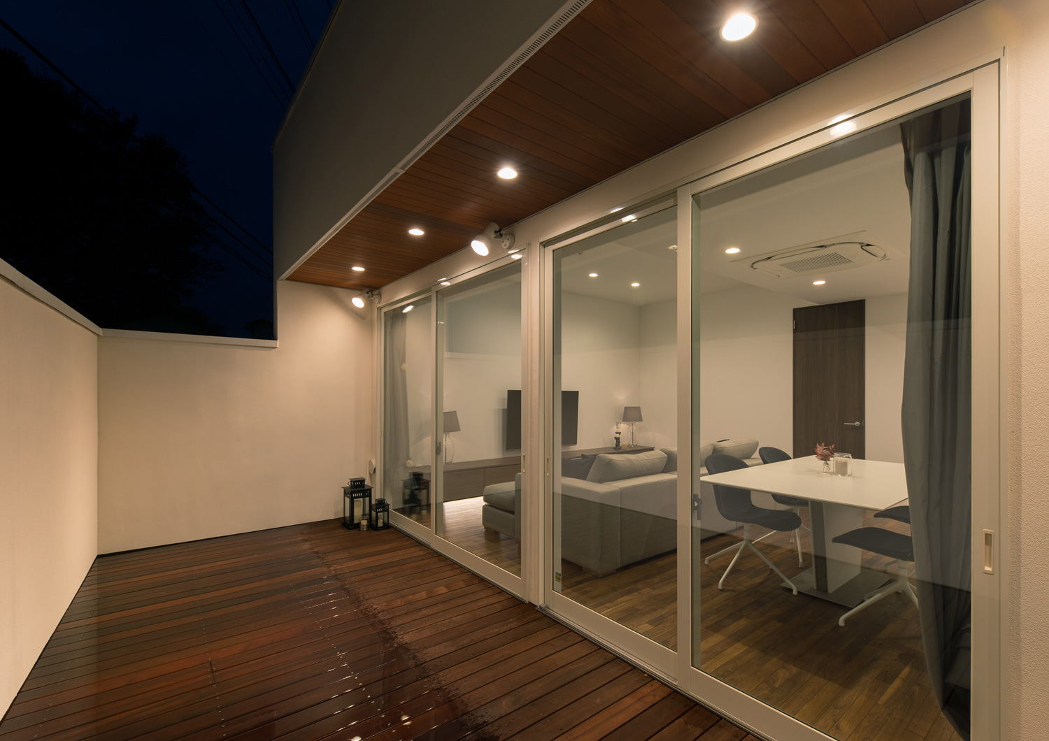 LDKとフラットに繋がる木の軒天井があるバルコニー・デザイン住宅 注文住宅・デザイン住宅建築実例_『CASE602 WOODボックスハウス』_テラス・バルコニー