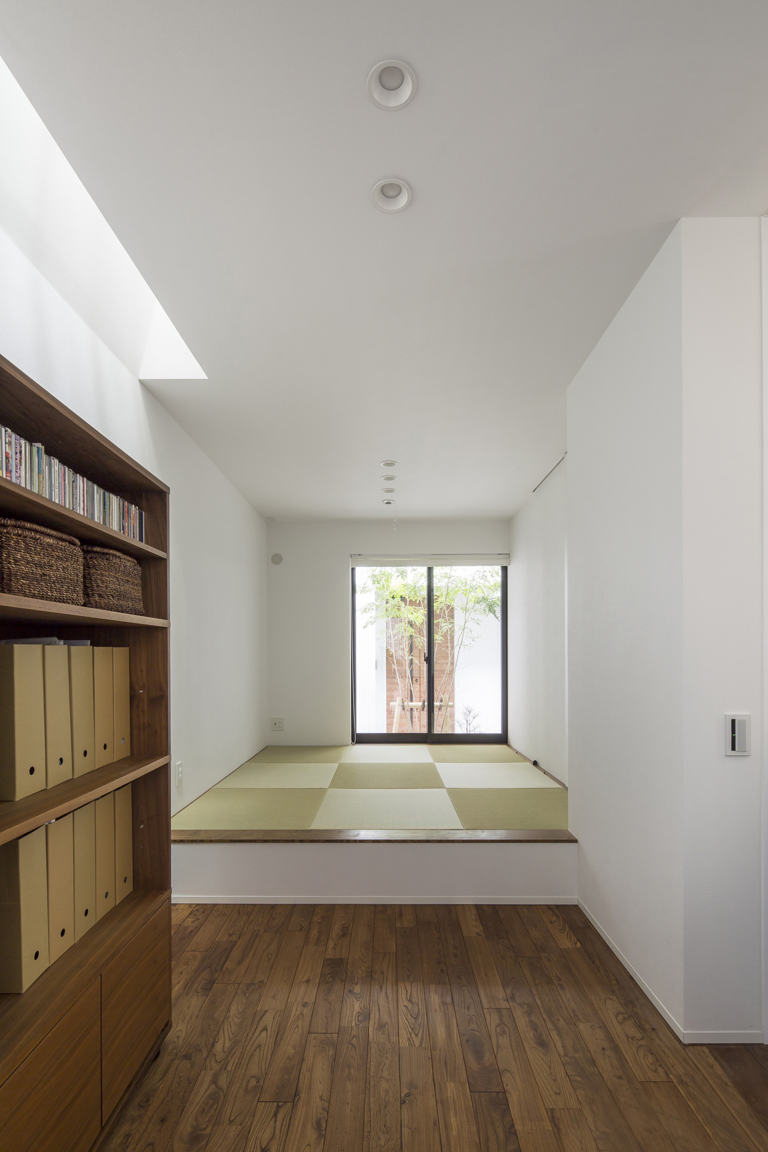 植栽が見える窓がある小上がりになった琉球畳の和室・デザイン住宅 注文住宅・デザイン住宅建築実例_『CASE603 Flügel』_和室