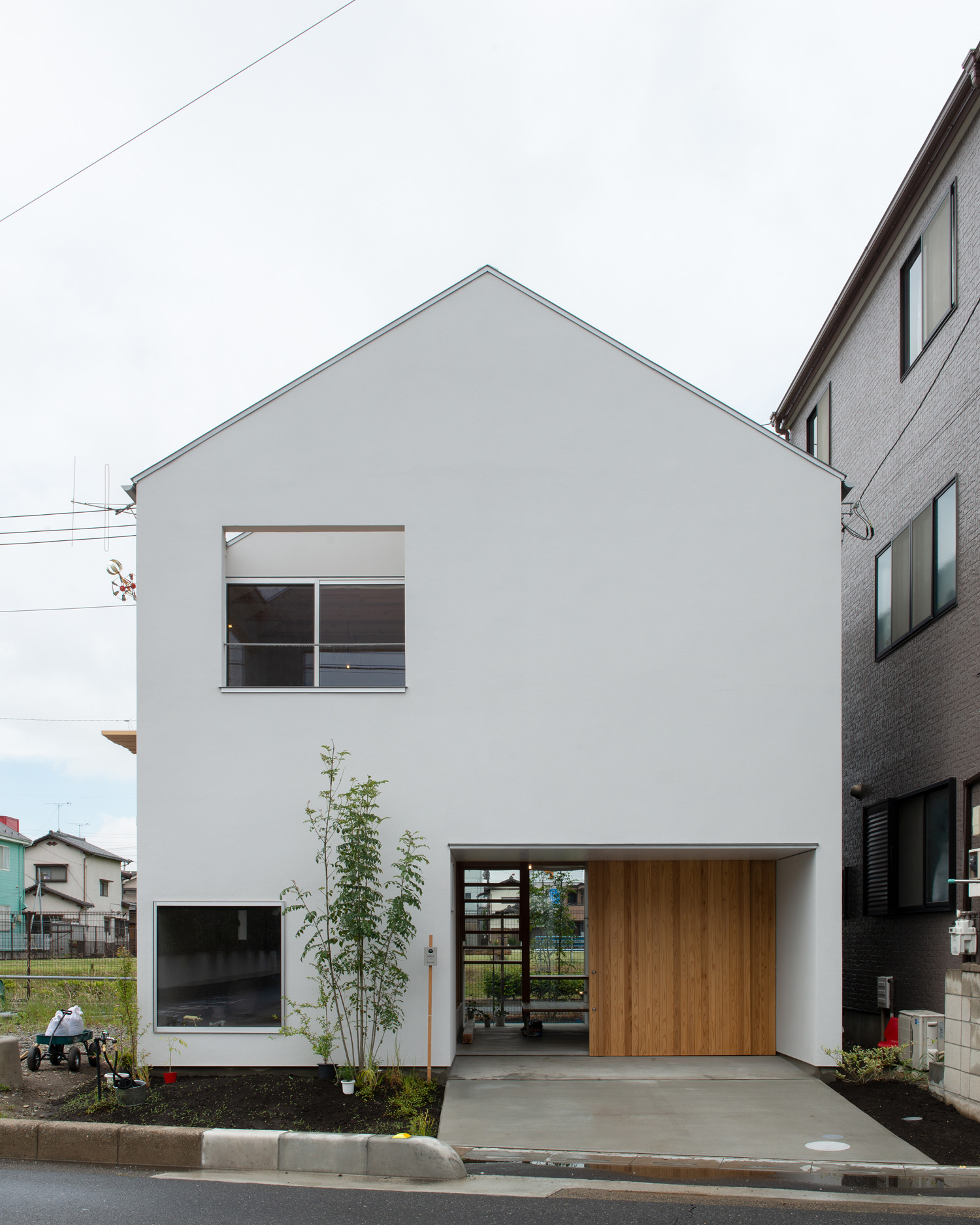 三角屋根で白い外壁の、ガレージがある家・デザイン住宅 注文住宅・デザイン住宅建築実例_『CASE605 切妻のsign』_外観