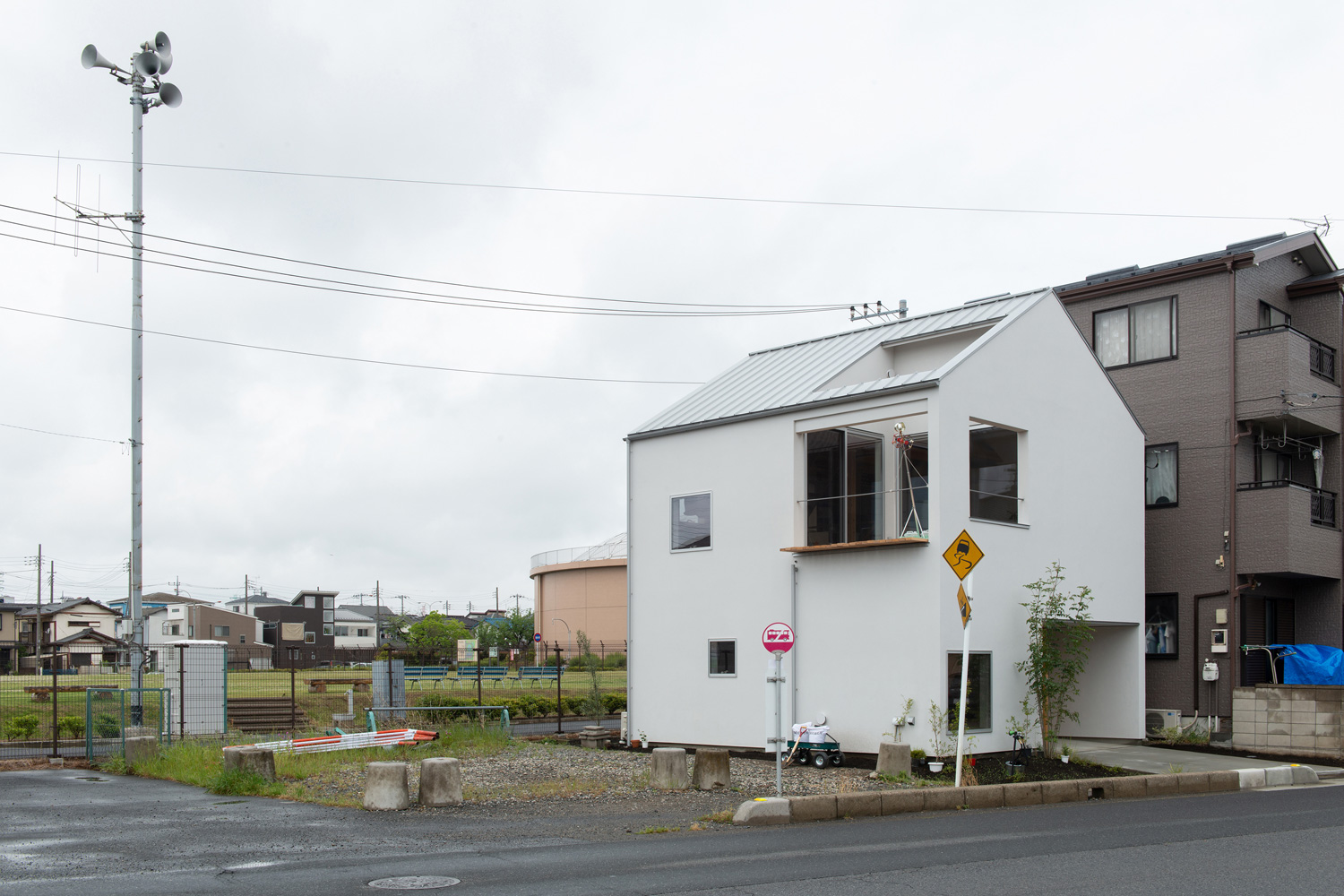 三角屋根で、バルコニーがある白い外壁の家・デザイン住宅 注文住宅・デザイン住宅建築実例_『CASE605 切妻のsign』_外観