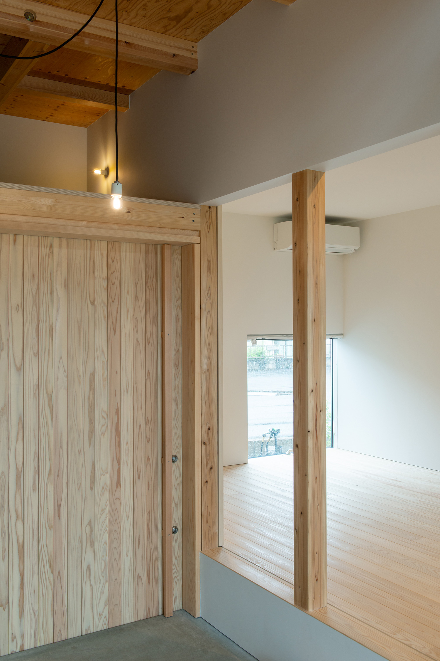 木の柱が見える部屋のそばにある、木材の引き戸の土間玄関・デザイン住宅 注文住宅・デザイン住宅建築実例_『CASE605 切妻のsign』_玄関