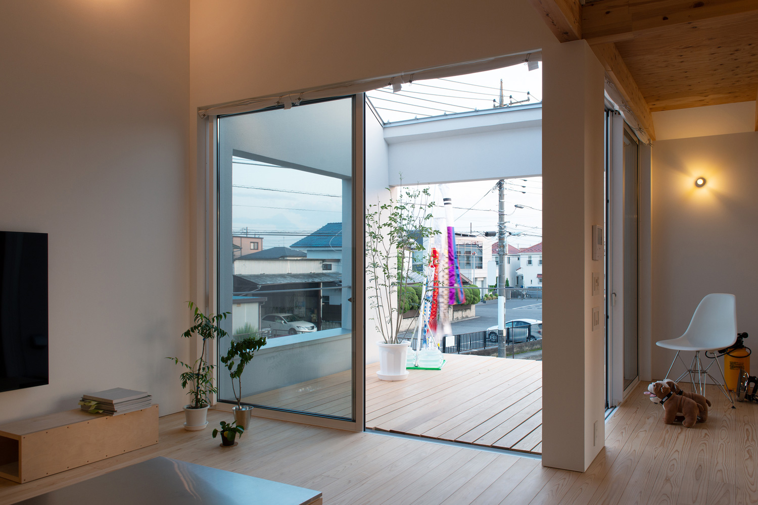 LDKとフラットに繋がるウッドデッキのベランダ・デザイン住宅 注文住宅・デザイン住宅建築実例_『CASE605 切妻のsign』_LDK