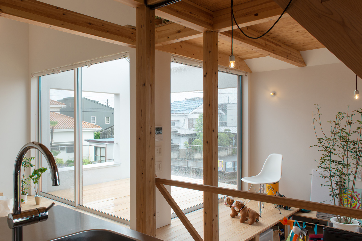 ウッドデッキのバルコニーを囲むようなLDK・デザイン住宅 注文住宅・デザイン住宅建築実例_『CASE605 切妻のsign』_LDK