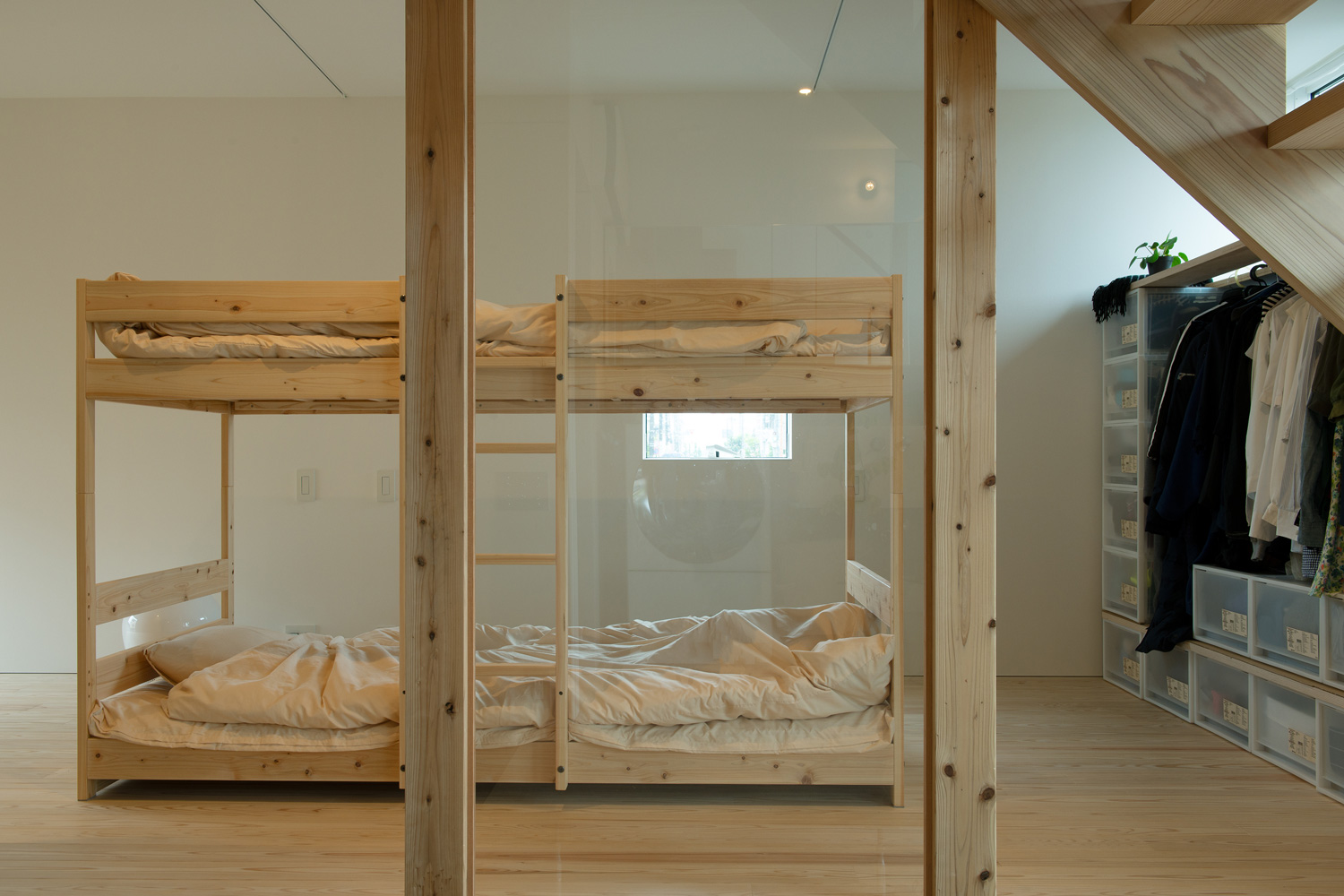 ガラス扉で仕切られた、木製の二段ベッドが中央にある部屋・デザイン住宅 注文住宅・デザイン住宅建築実例_『CASE605 切妻のsign』_子供部屋
