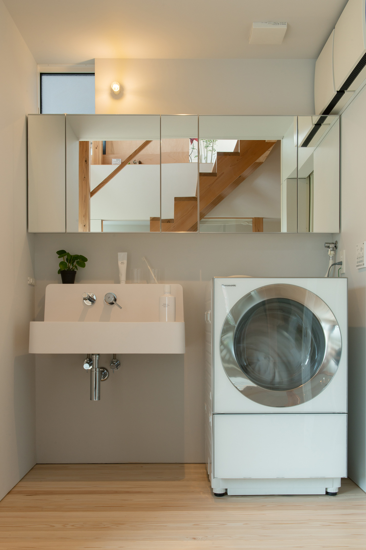 洗面台の隣に洗濯機がある、ミラーボックス付きの洗面所・デザイン住宅 注文住宅・デザイン住宅建築実例_『CASE605 切妻のsign』_浴室・洗面所
