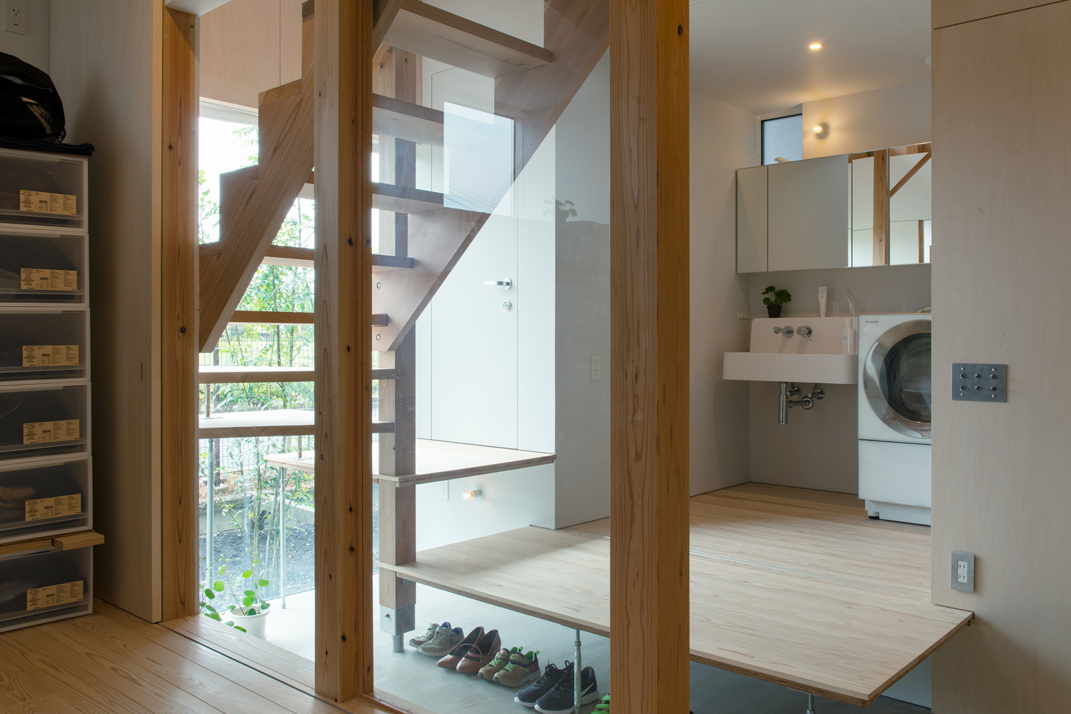 土間玄関から繋がるフロアにある手洗いカウンターと洗濯機・デザイン住宅 注文住宅・デザイン住宅建築実例_『CASE605 切妻のsign』_浴室・洗面所