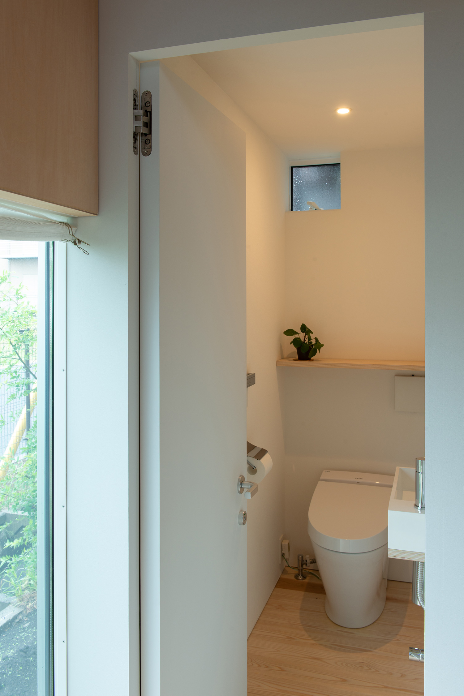 薄型手洗いと小さな正方形の窓があるトイレ・デザイン住宅 注文住宅・デザイン住宅建築実例_『CASE605 切妻のsign』_トイレ