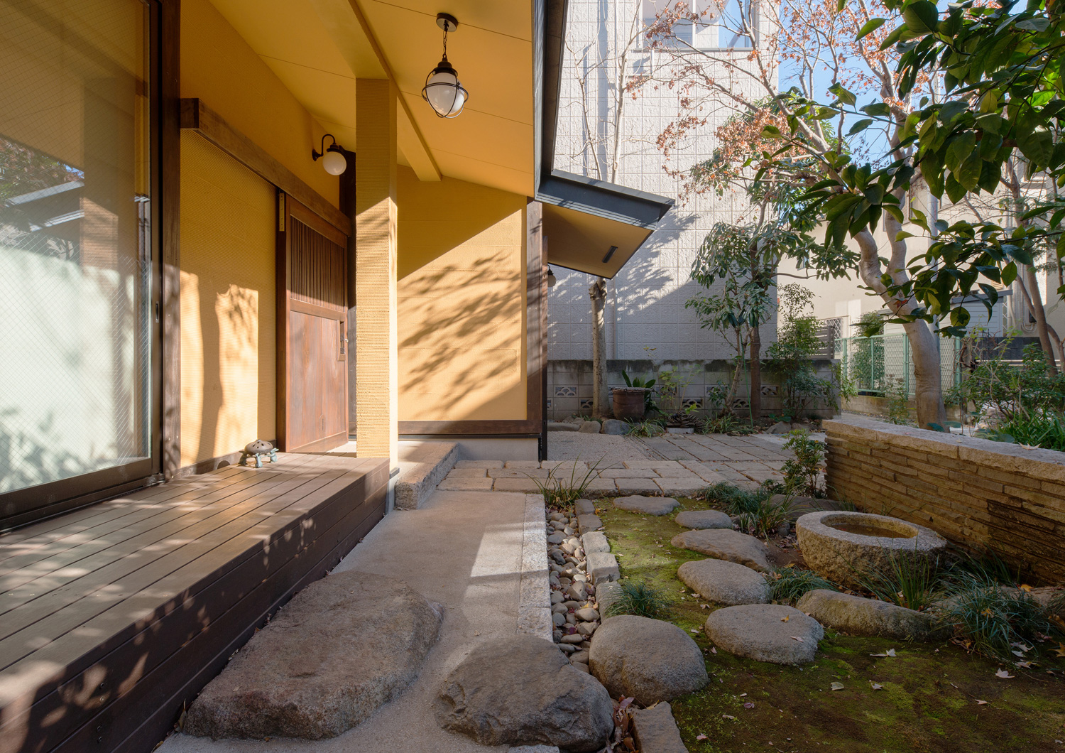 飛び石のある庭に面した縁側がある家・デザイン住宅 注文住宅・デザイン住宅建築実例_『CASE607 懐(ふところ)』_外観