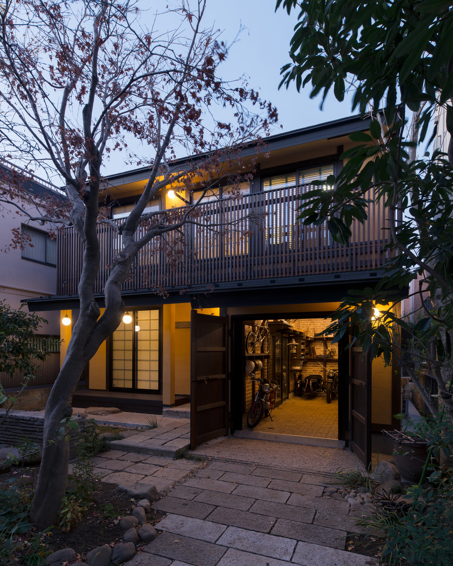 敷石のアプローチの先にある町屋風の家・デザイ 注文住宅・デザイン住宅建築実例_『CASE607 懐(ふところ)』_外観ン住宅