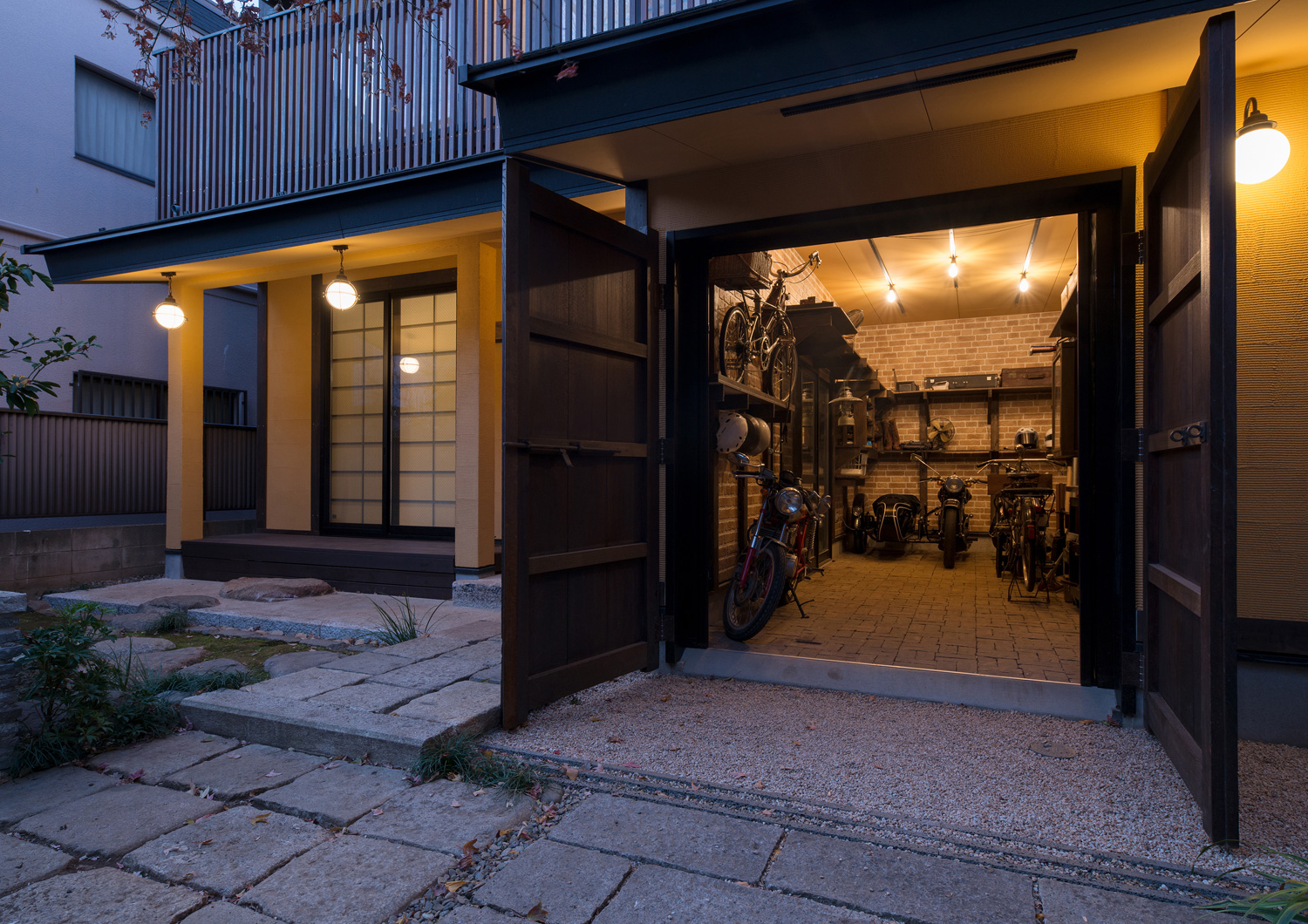 自転車やバイクが収納された、扉付きのガレージ・デザイン住宅 注文住宅・デザイン住宅建築実例_『CASE607 懐(ふところ)』_外観